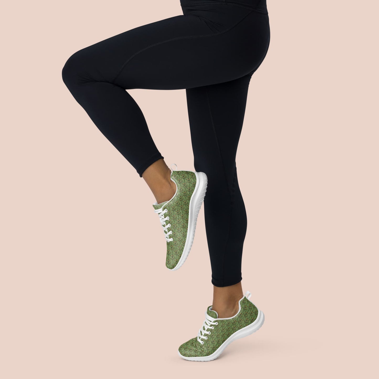 Femme portant des baskets feuillage vert avec semelle blanche - Artic60