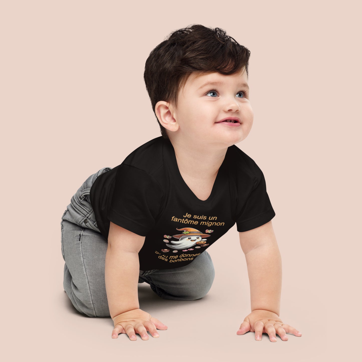 bébé èa quatre pattes portant un t-shirt d'Halloween noir imprimé d'un mignon fantôme entouré de bonbons et inscrit Je suis un fantôme mignon si tu me donnes des bonbons. Vue du devant.