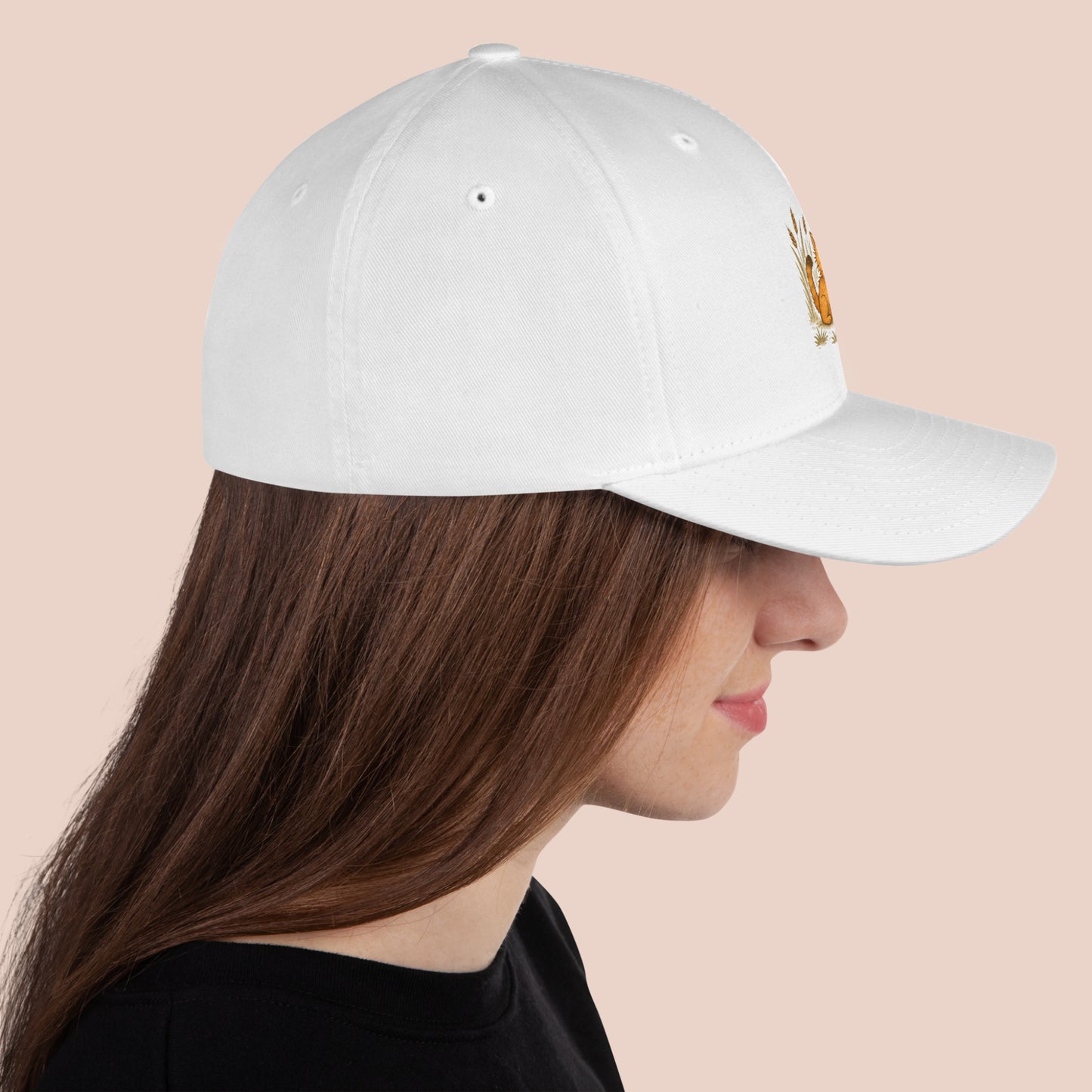 Casquette blanche avec dessin imprimé d'un chat et d'une souris. Côté droit