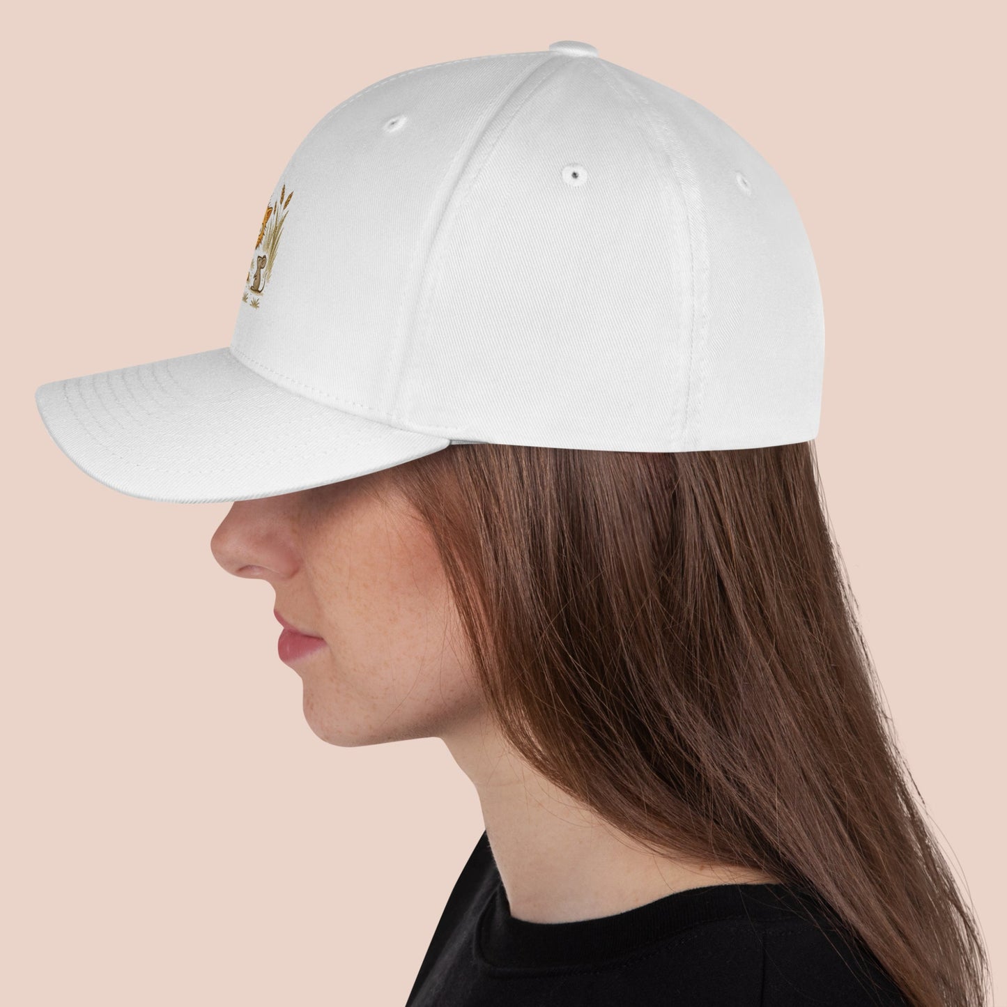 Casquette blanche avec dessin imprimé d'un chat et d'une souris. Côté gauche