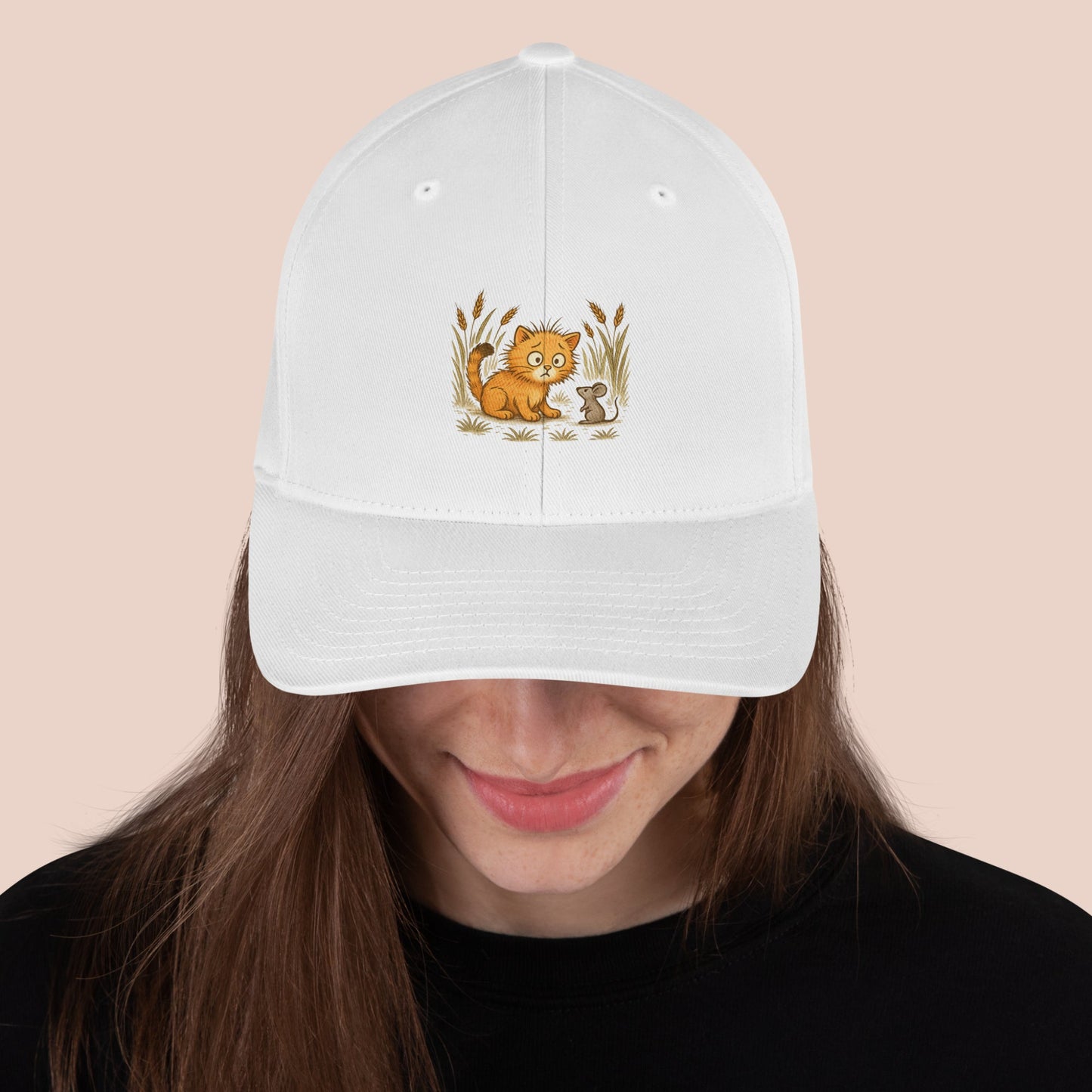 Casquette blanche avec dessin imprimé d'un chat et d'une souris. Vue du devant