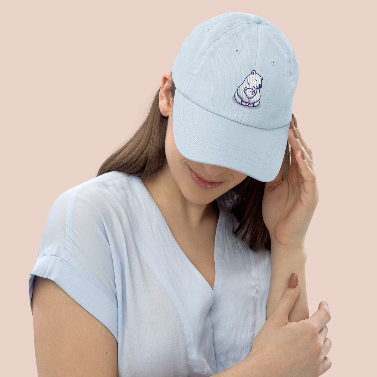 Femme portant une casquette pastel bleue avec illustration d’un ours polaire - Artic60