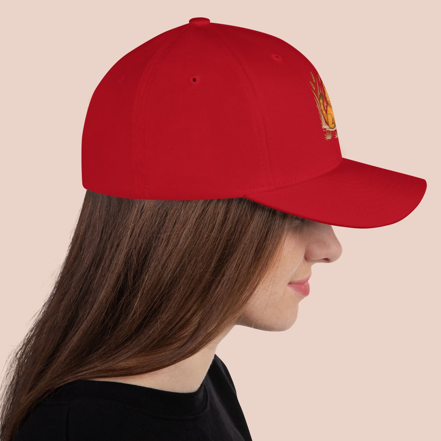 Casquette rouge avec dessin imprimé d'un chat et d'une souris. Côté droit