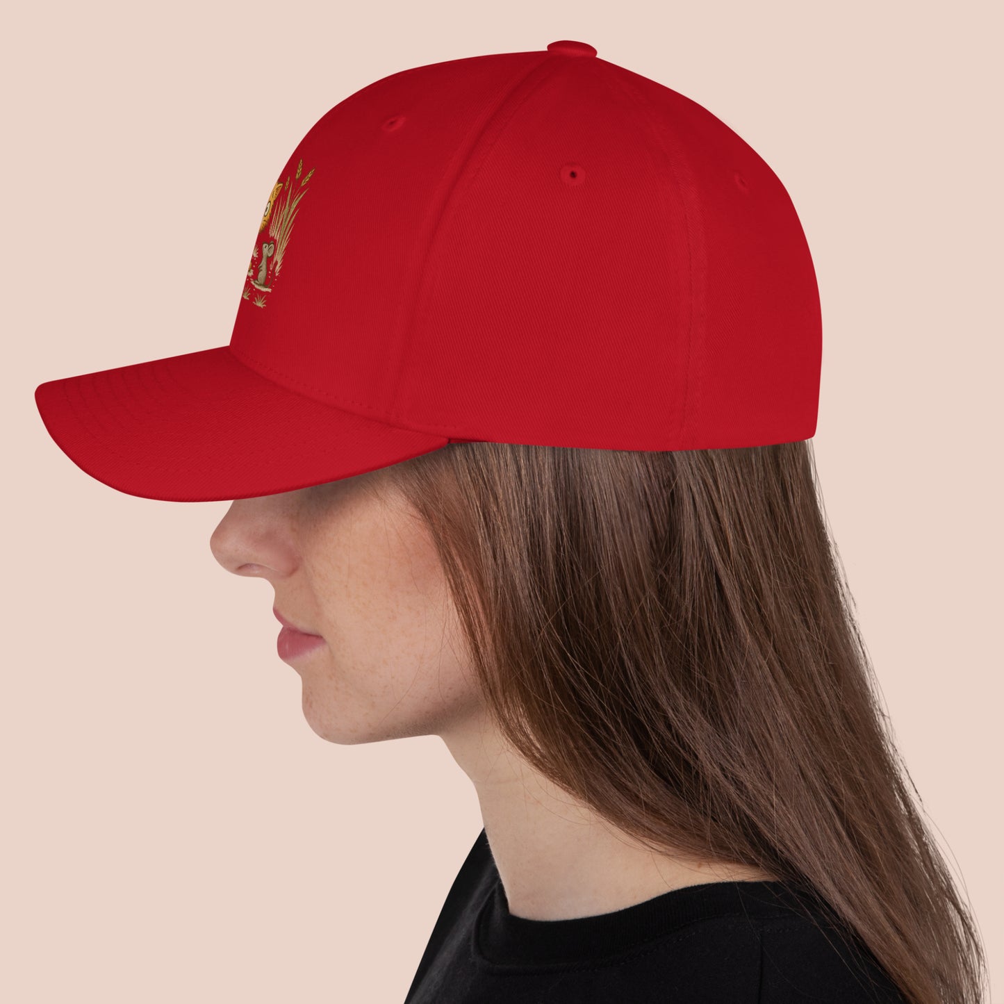 Casquette rouge avec dessin imprimé d'un chat et d'une souris. Côté gauche