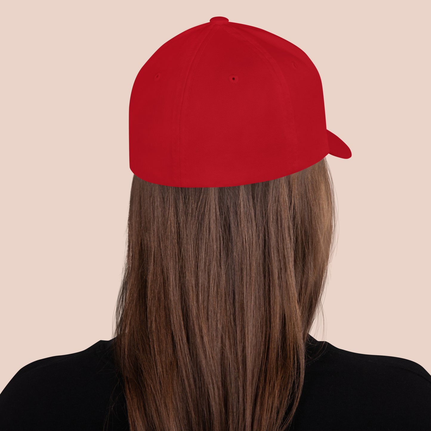 Casquette rouge avec dessin imprimé d'un chat et d'une souris. Vue arrière