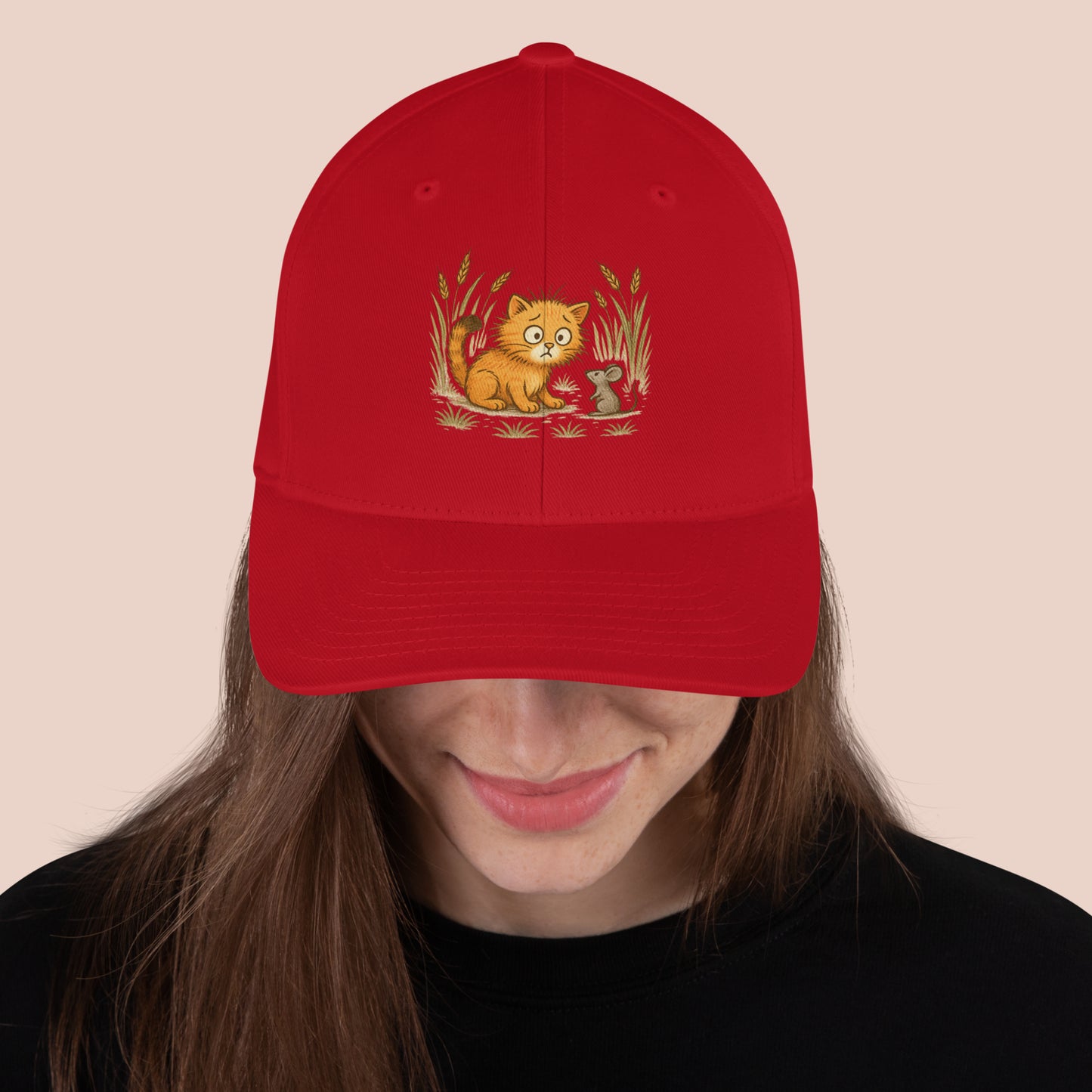 Casquette rouge avec dessin imprimé d'un chat et d'une souris. Vue devant