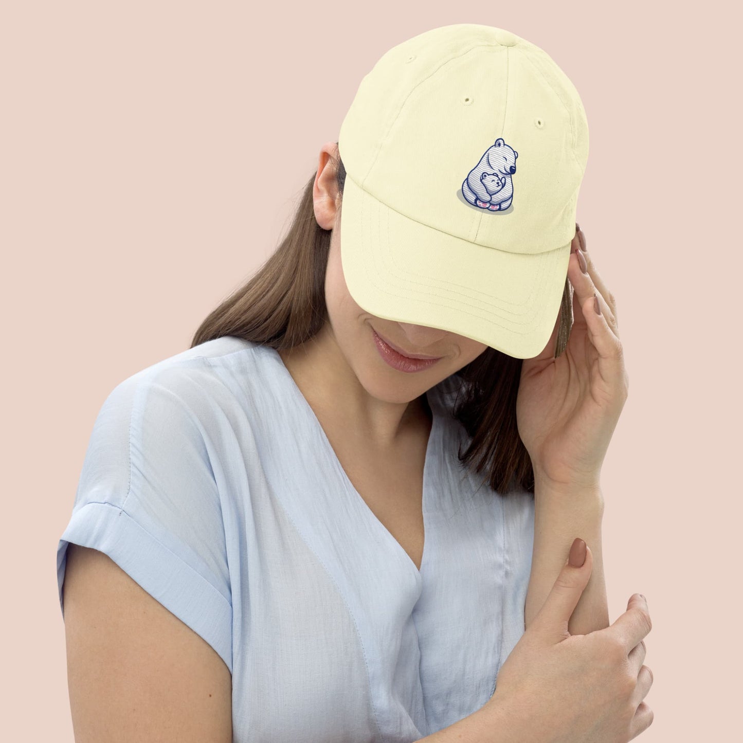 Femme portant une casquette jaune pastel avec motif ours polaire - Artic60