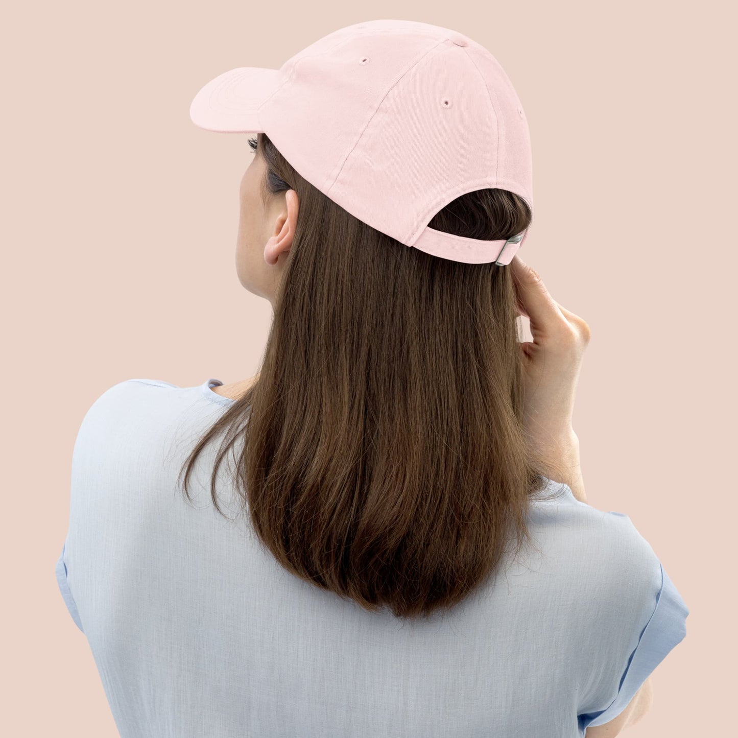 Femme de dos portant une casquette rose pastel 100 % coton chino - Artic60
