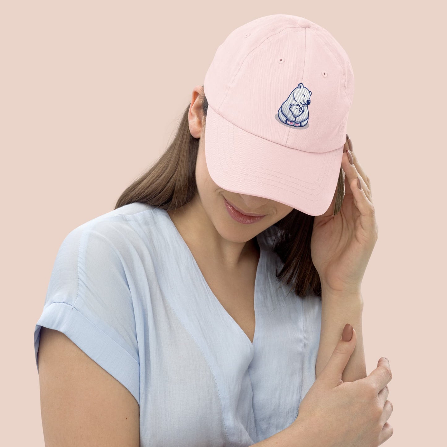 Femme portant une casquette pastel rose avec illustration d’ours polaire - Artic60