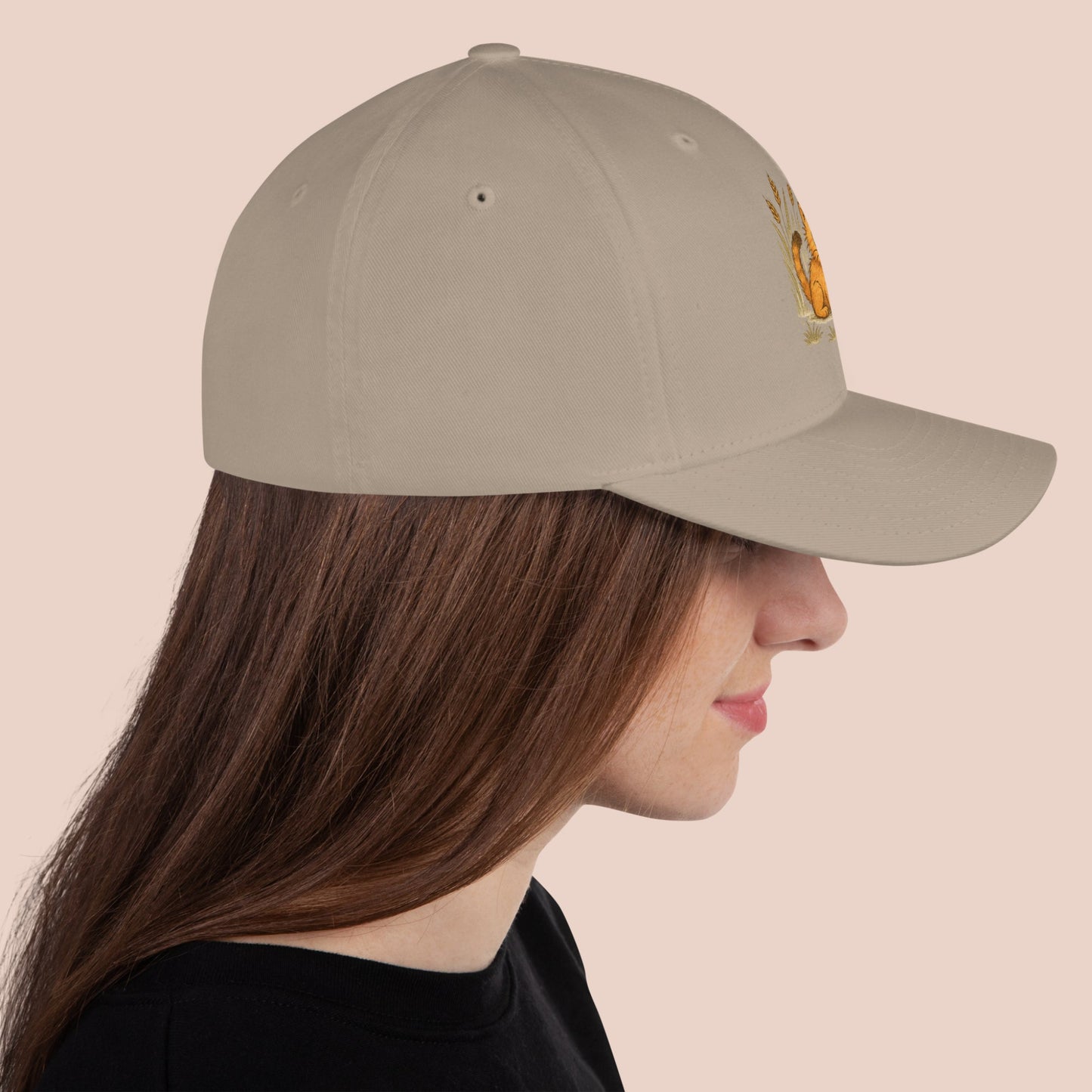 Casquette couleur sable désert avec dessin imprimé d'un chat et d'une souris. Vue côté droit