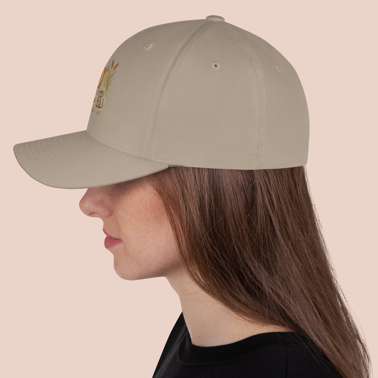 Casquette couleur sable désert avec dessin imprimé d'un chat et d'une souris. Vue côté gauche