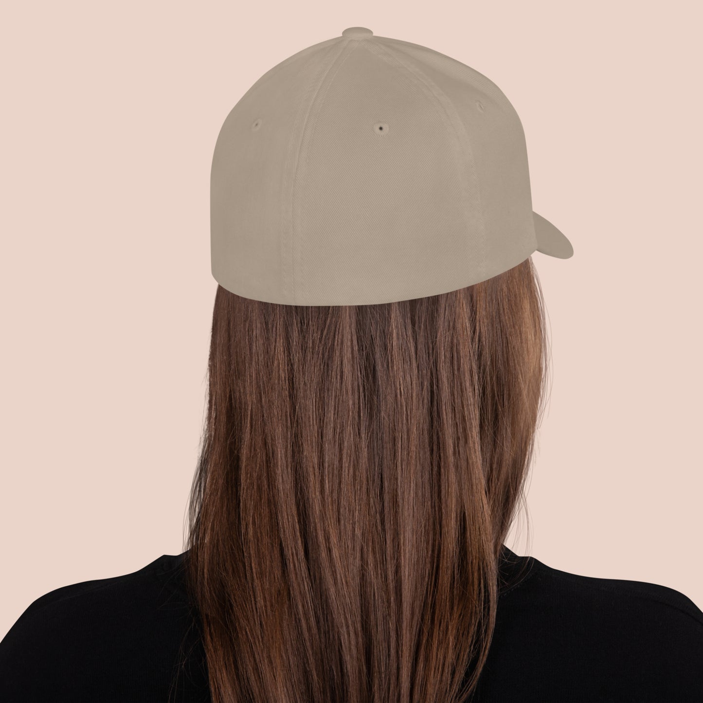 Casquette couleur sable désert avec dessin imprimé d'un chat et d'une souris. Vue arrière