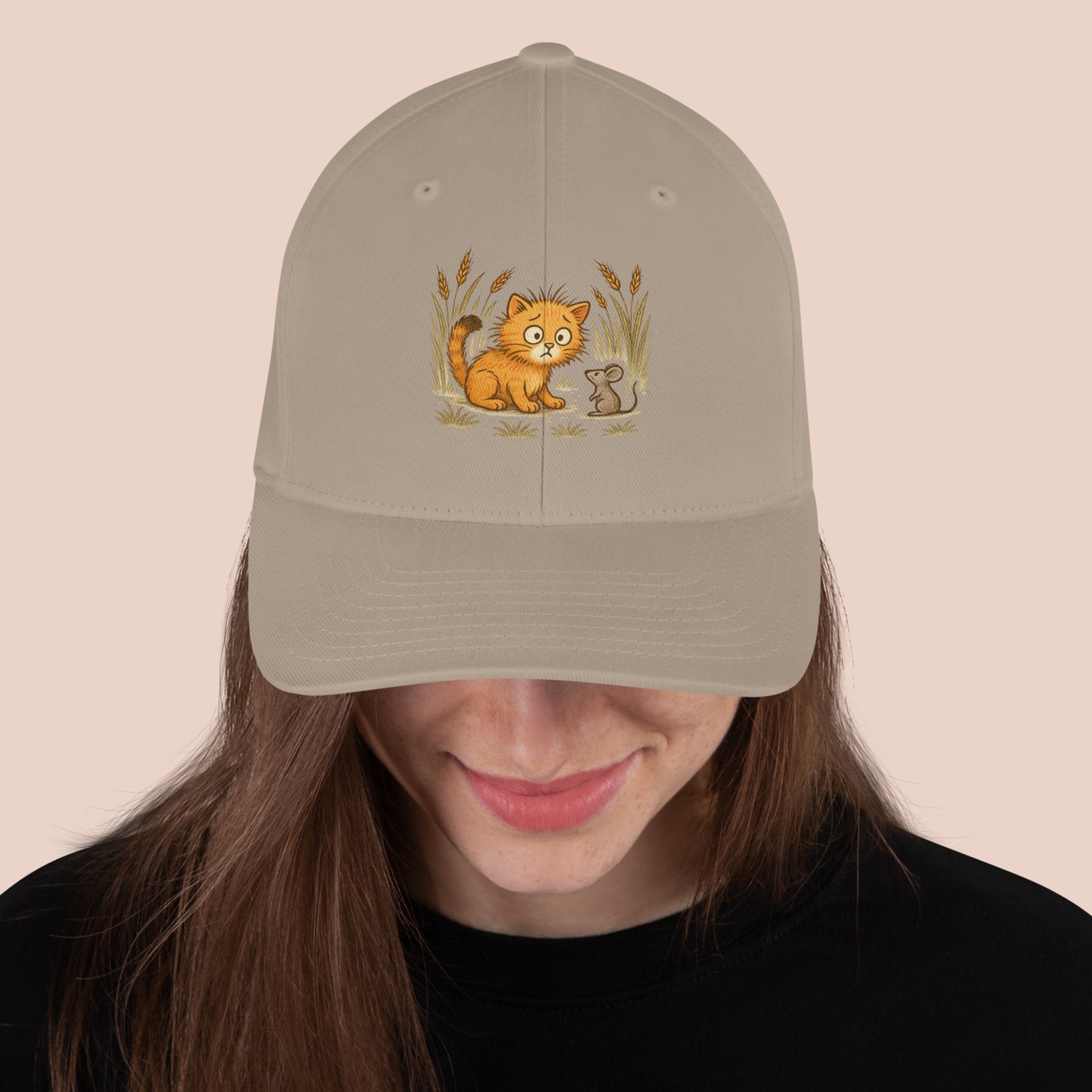 Casquette couleur sable désert avec dessin imprimé d'un chat et d'une souris. Vue devant