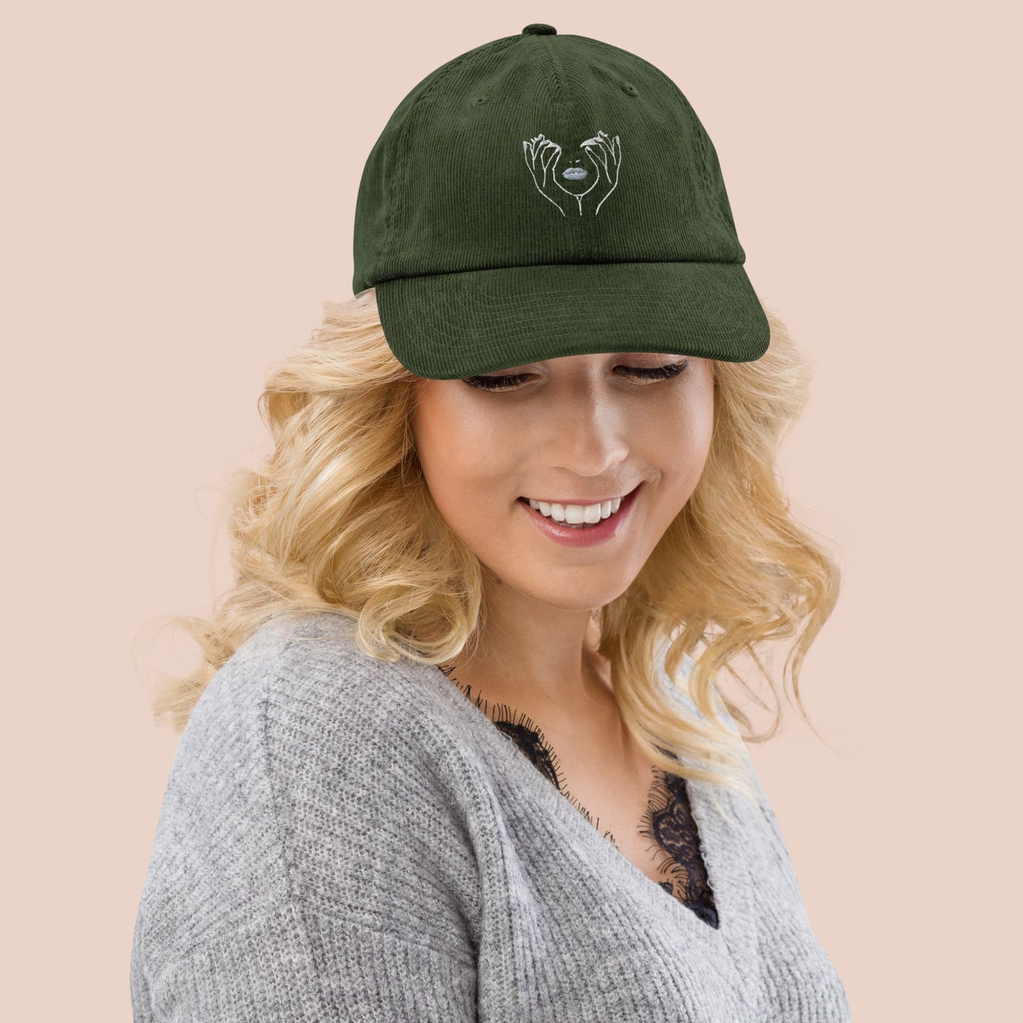 Femme souriante portant une casquette en velours côtelé vert brodée - Artic60