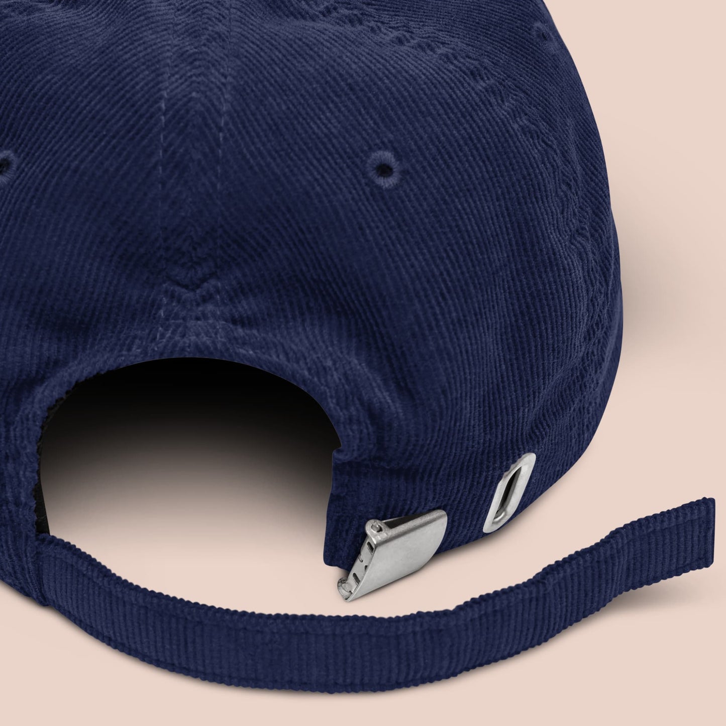 Zoom sur la fermeture métallique de la casquette en velours côtelé bleu marine - Artic60