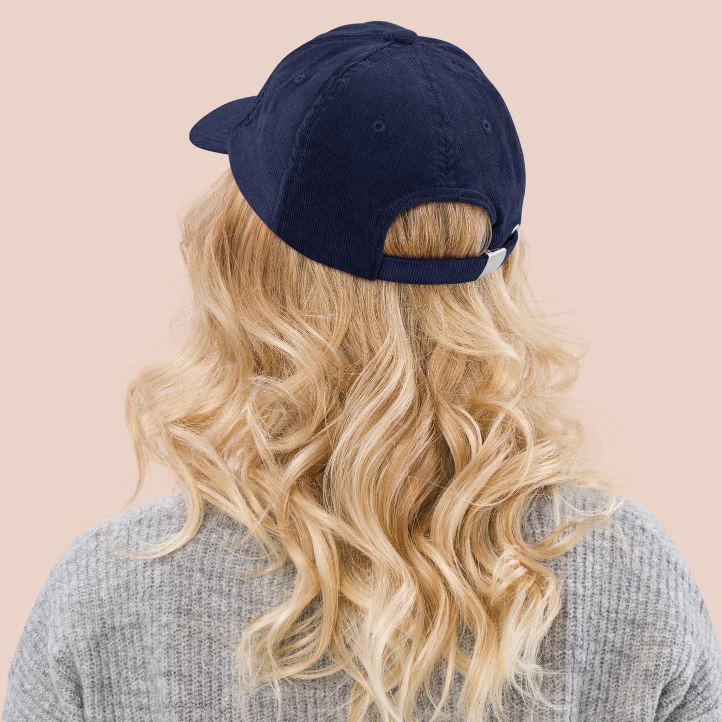 Femme montrant une vue arrière de la casquette en velours côtelé bleu marine avec sangle ajustable - Artic60