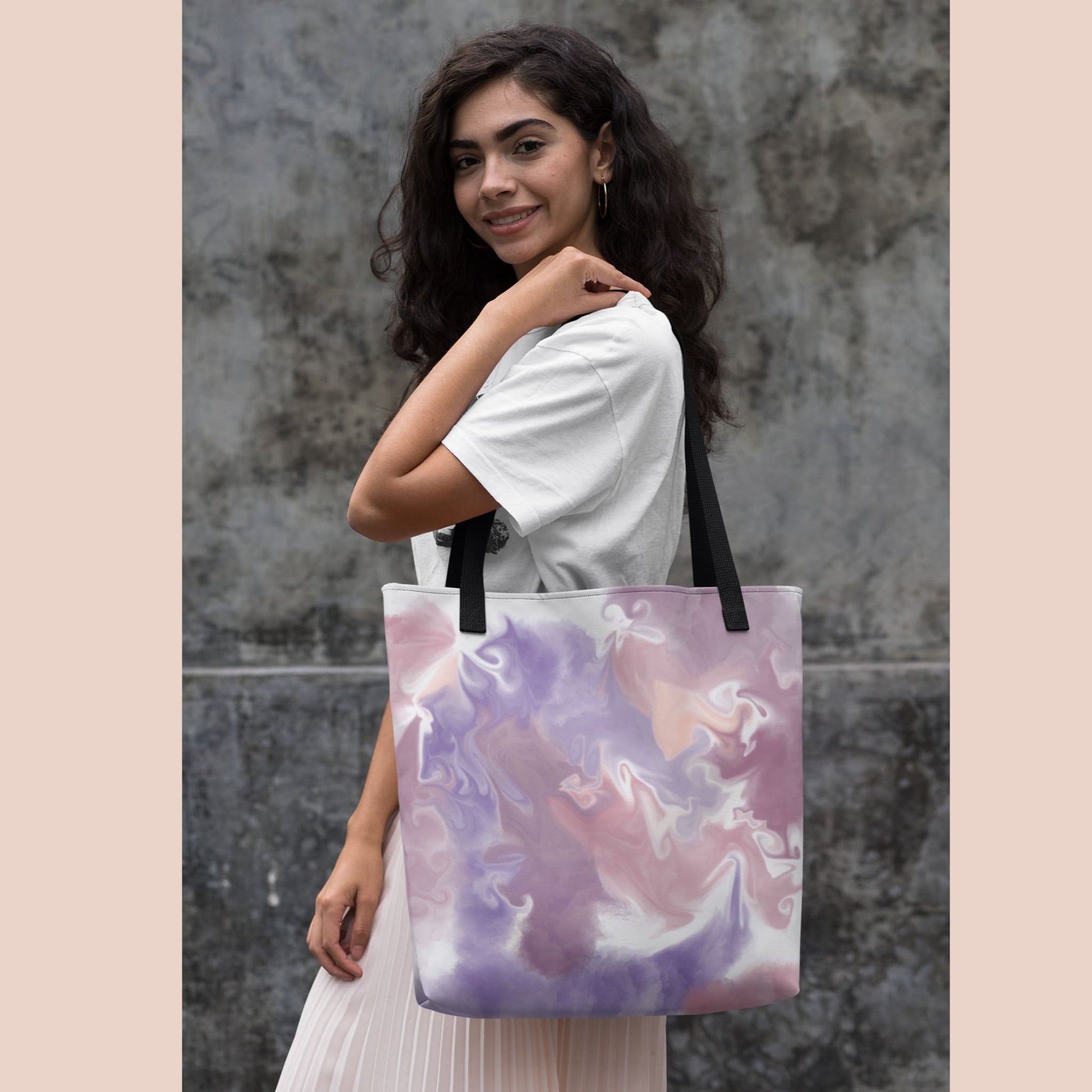 Femme souriante portant sac d’emplettes avec motif marbré lavande pêche et ganse noire - Artic60