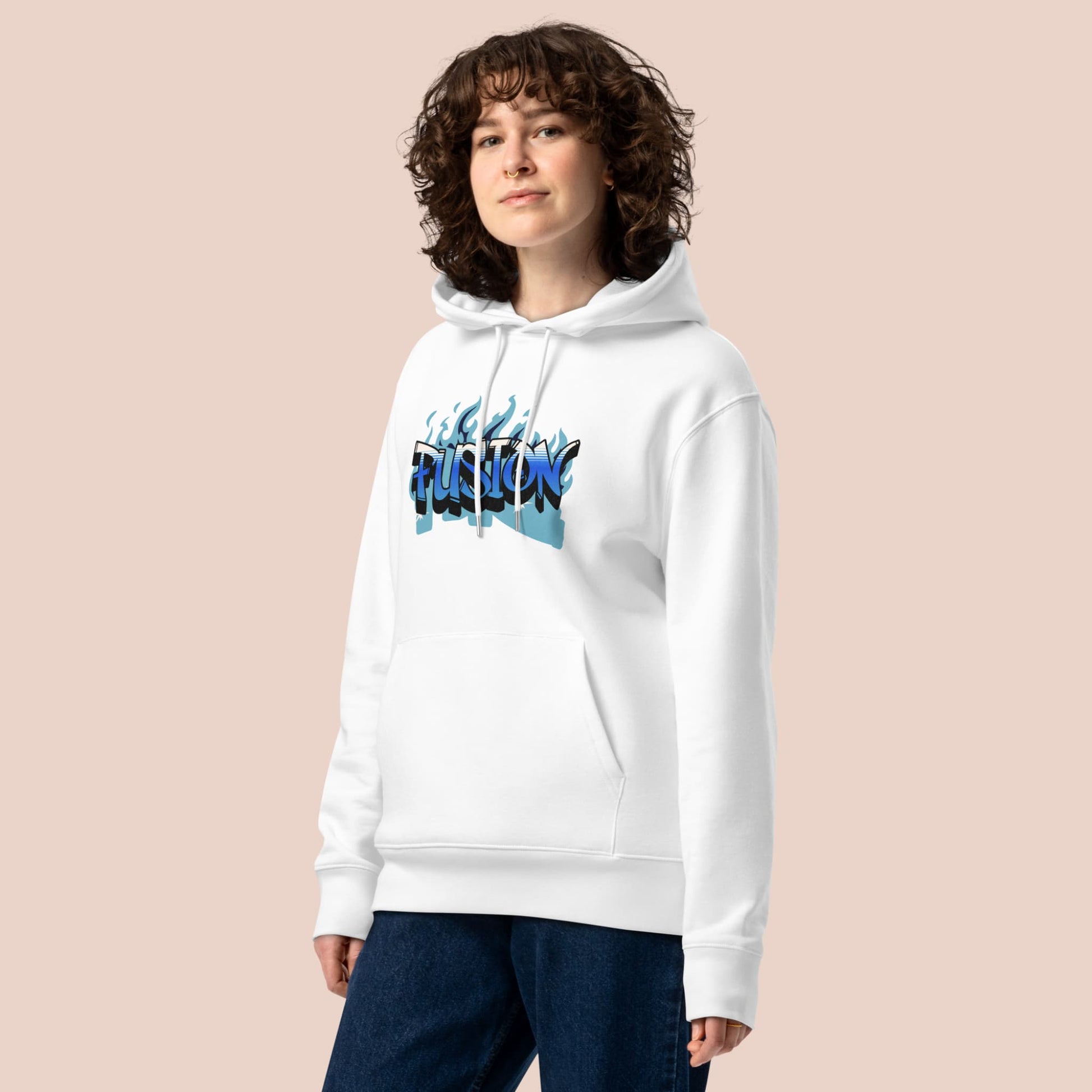 Femme posant avec hoodie blanc fait de coton bio 100 % à motif graffiti au mot Fusion bleu - Artic60