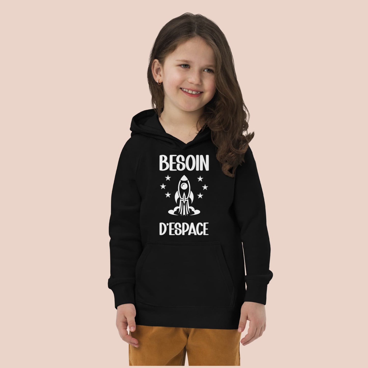 Fille souriante avec hoodie noir et design Besoin d’espace - Artic60