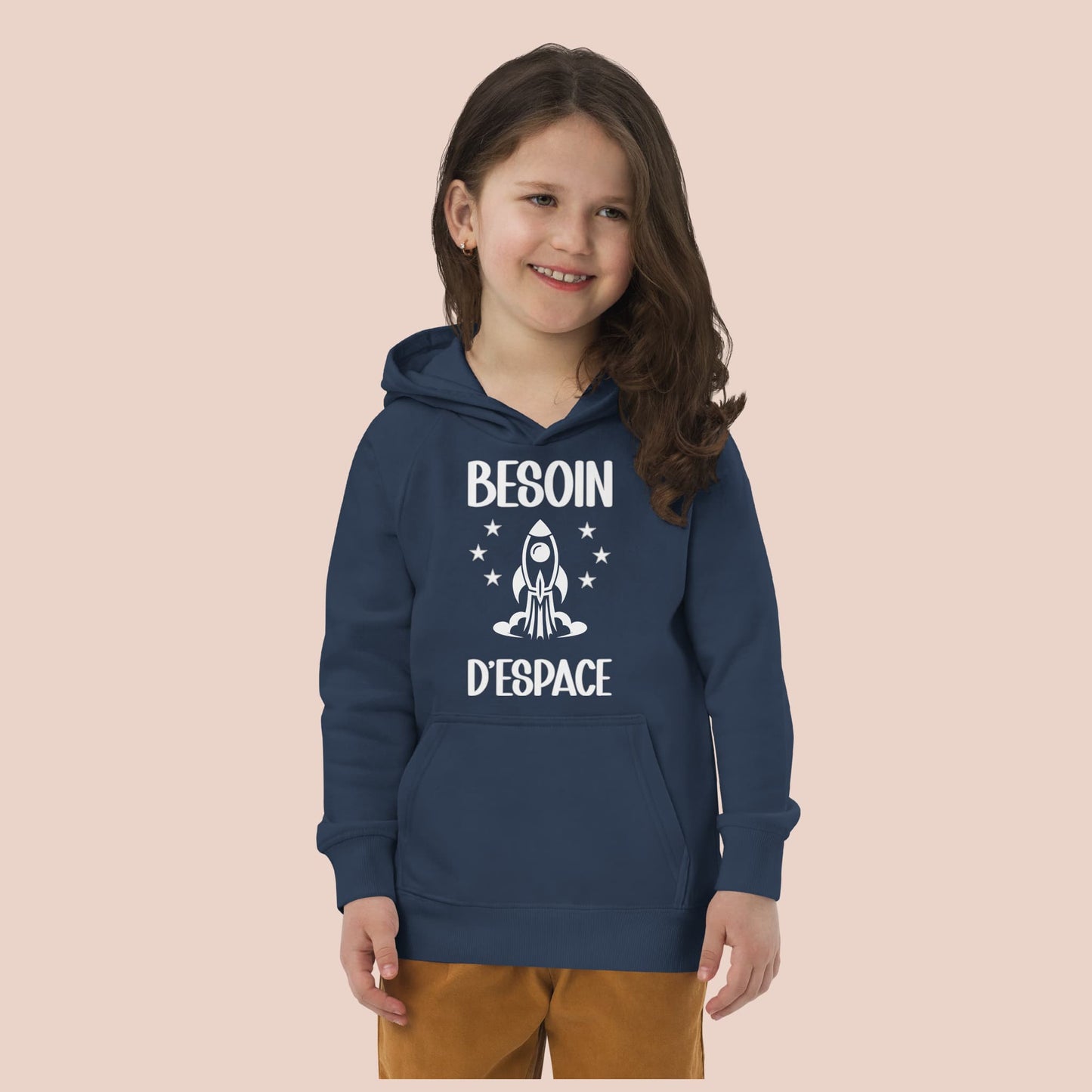 Fille souriante portant un hoodie fusée bleu marine - Artic60