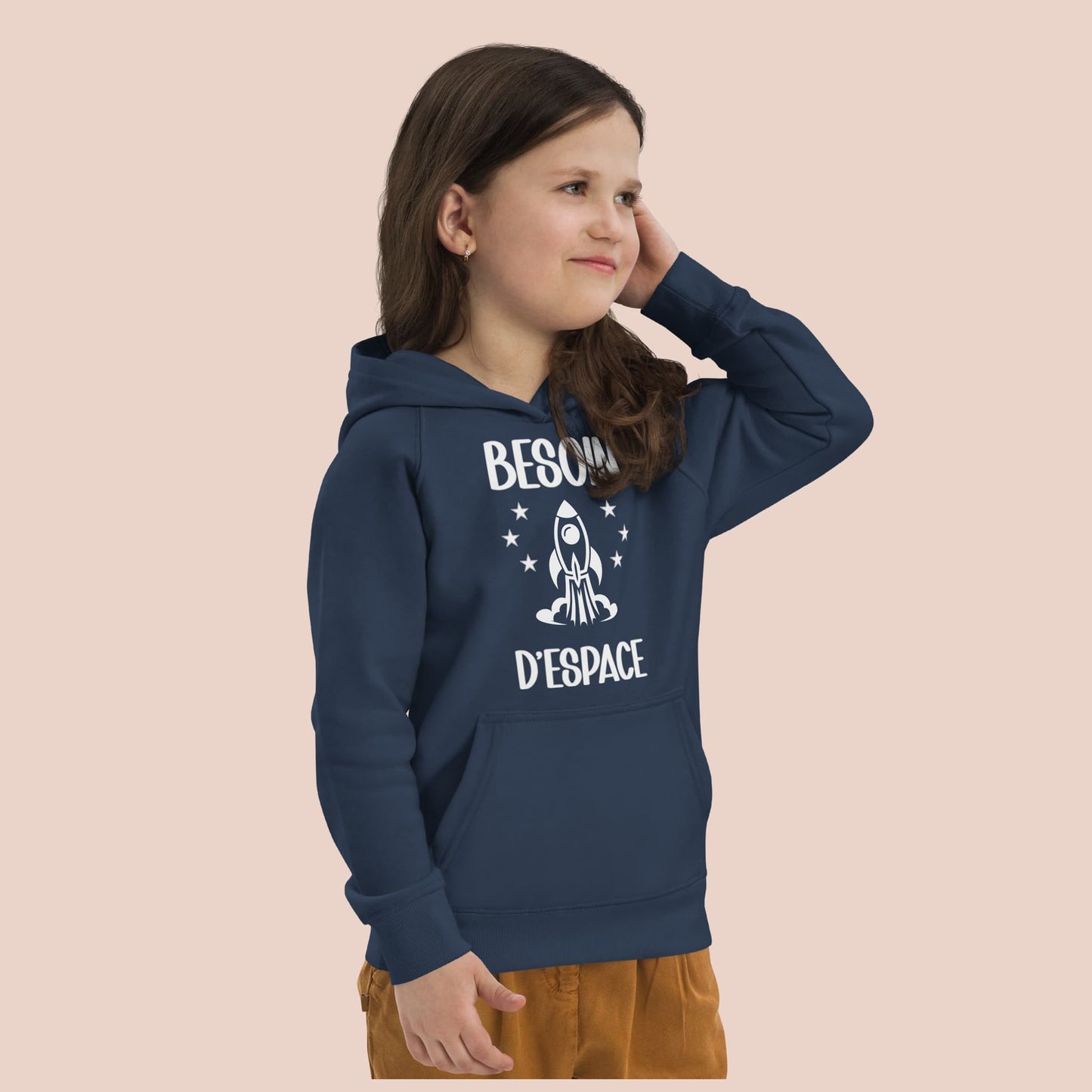 Jeune fille en hoodie bleu marine avec design fusée et étoiles - Artic60