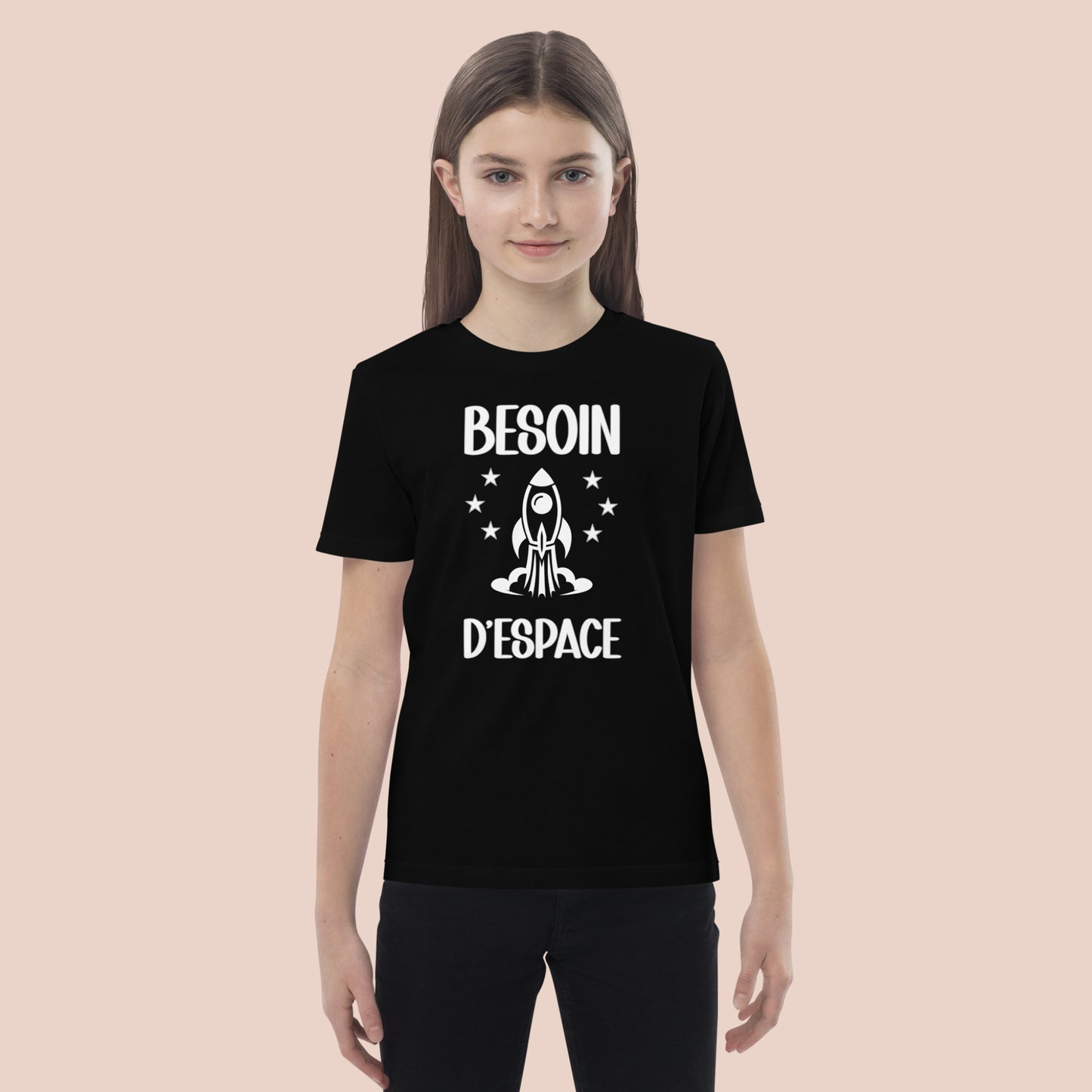Jeune fille souriante portant un T-shirt noir fait de conton biologique.Impression du texte : Besoin d'espace. Vue du devant-2