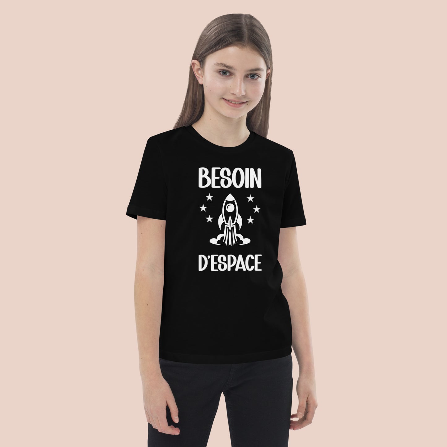 Jeune fille souriante portant un T-shirt noir fait de conton biologique.Impression du texte : Besoin d'espace. Vue du devant-1