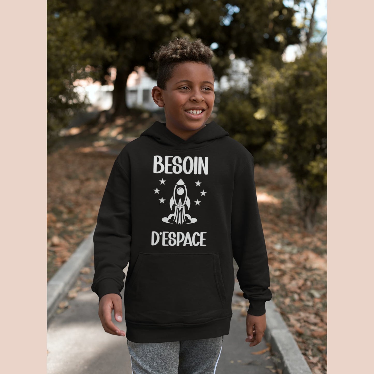Garçon sur sentier en hoodie noir avec motif fusée - Artic60