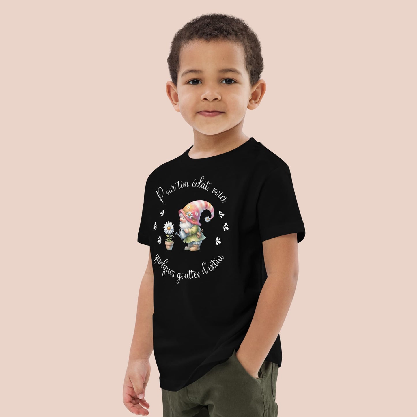 T-shirt noir pour enfant avec dessin de lutin et fleur – garçon de profil – Artic60