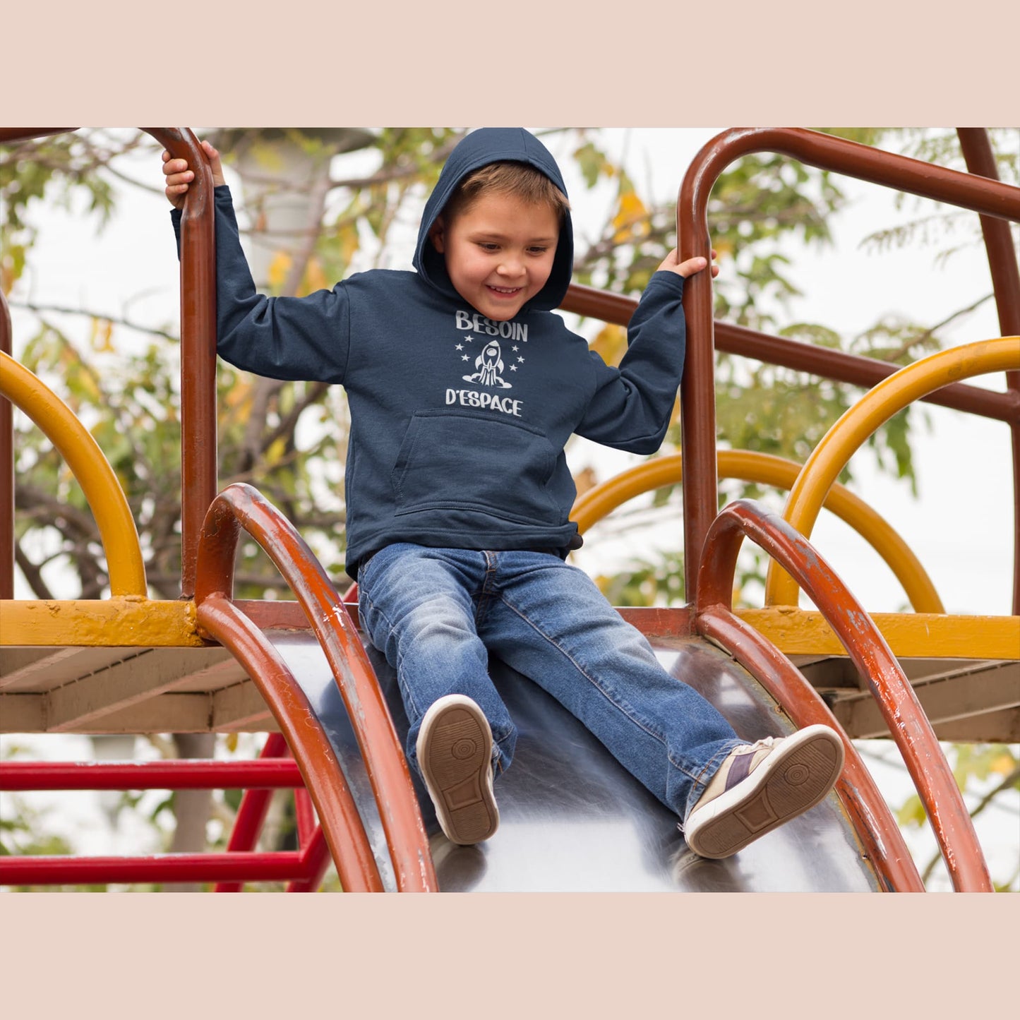 Enfant jouant sur une glissade avec hoodie fusée - Artic60