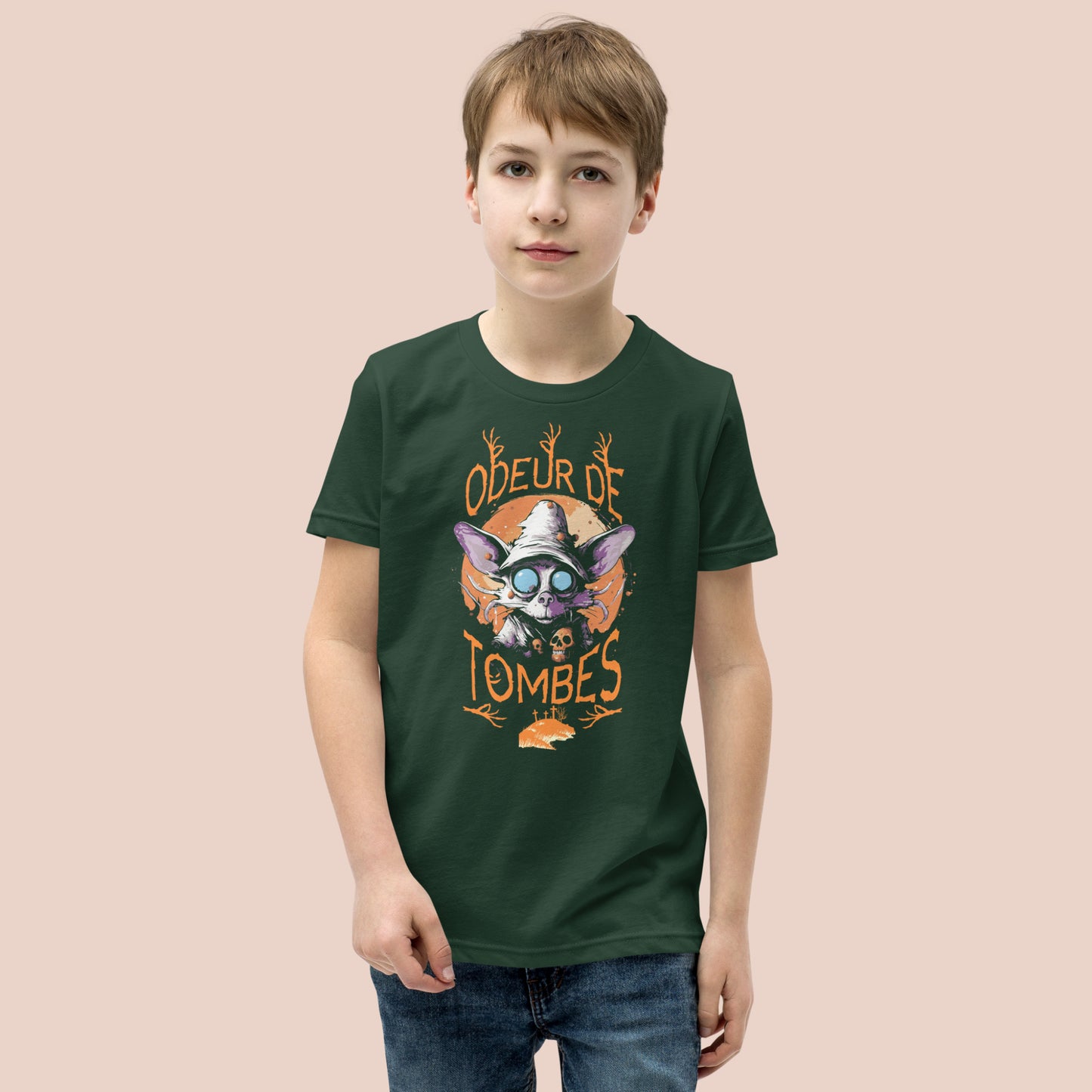 Garçcon sérieux portant un t-shirt vert forêt illustré d'un monstre et inscrit Odeur de tombes. Vue du devant.