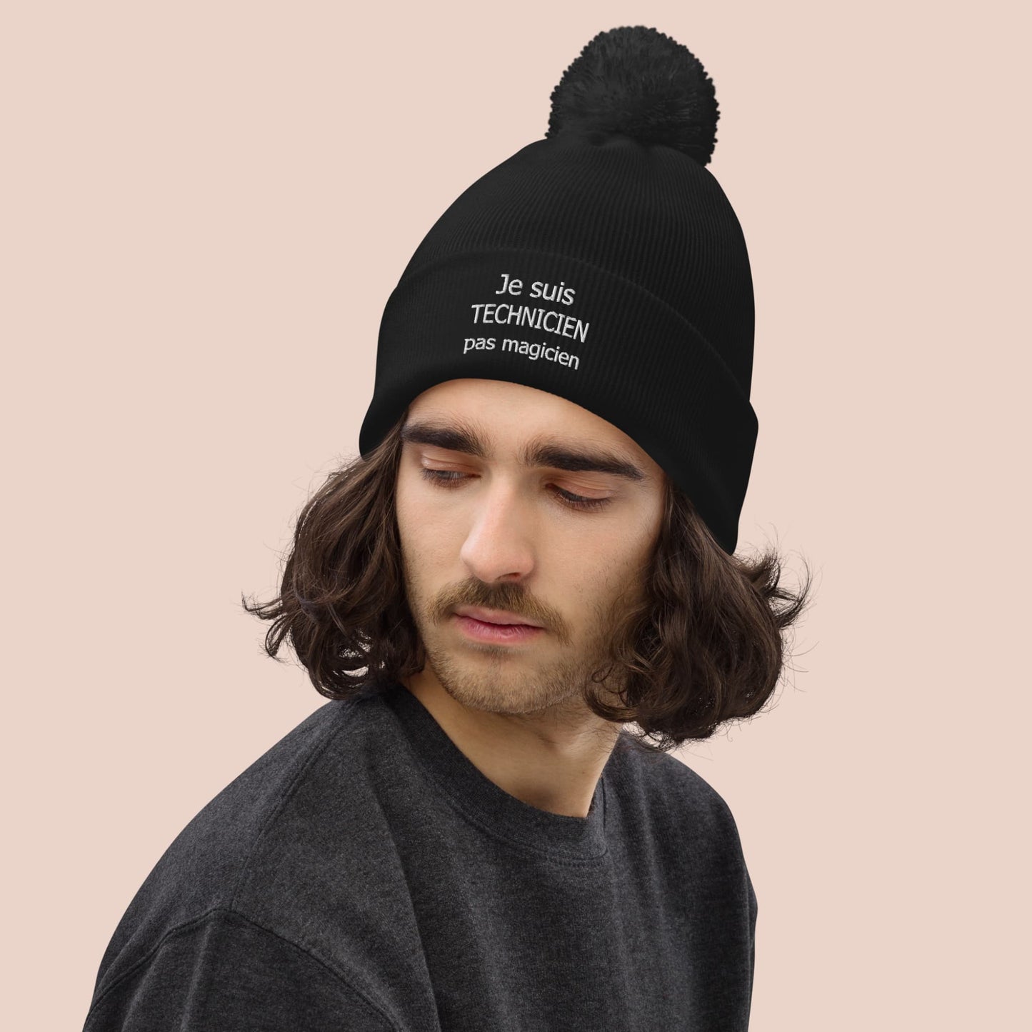 Homme portant une tuque noire à pompon avec texte Je suis technicien pas magicien - Artic60