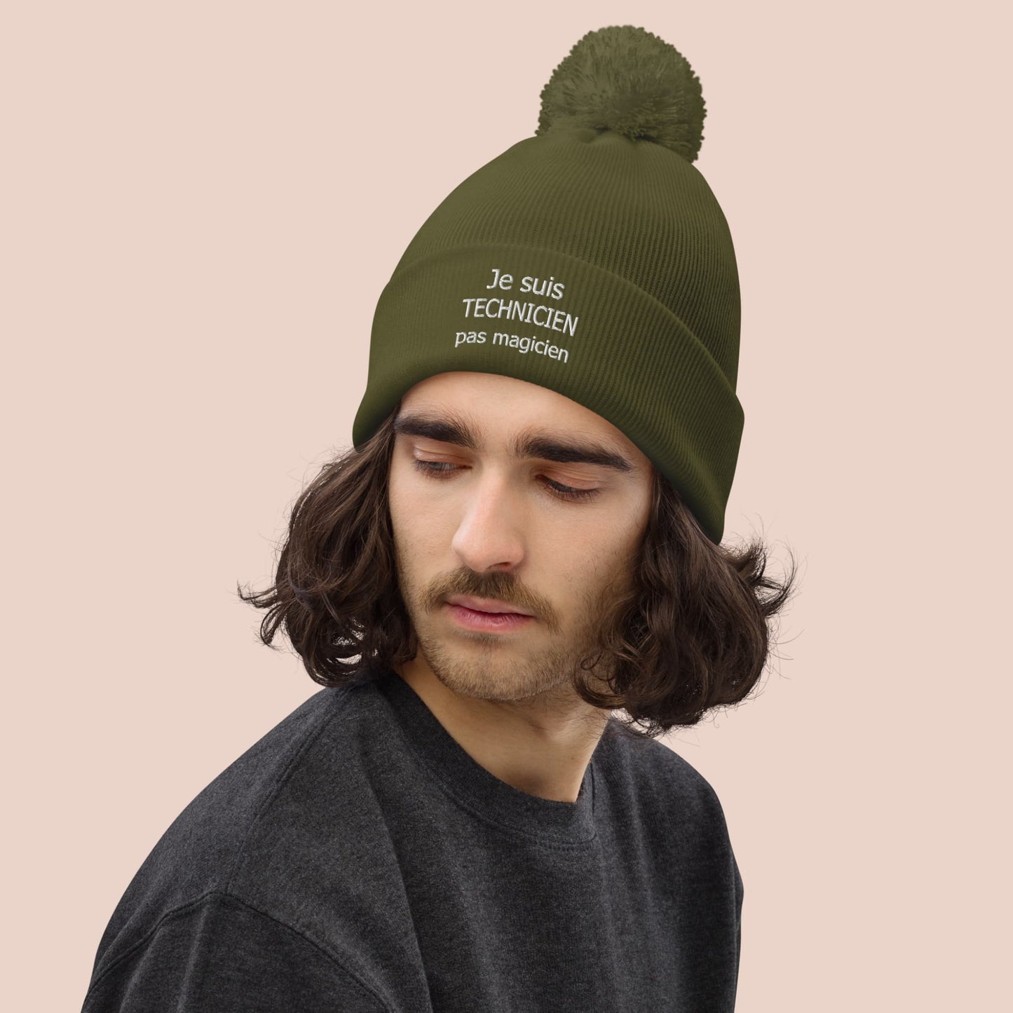 Homme portant une tuque verte à pompon avec texte Je suis technicien pas magicien - Artic60