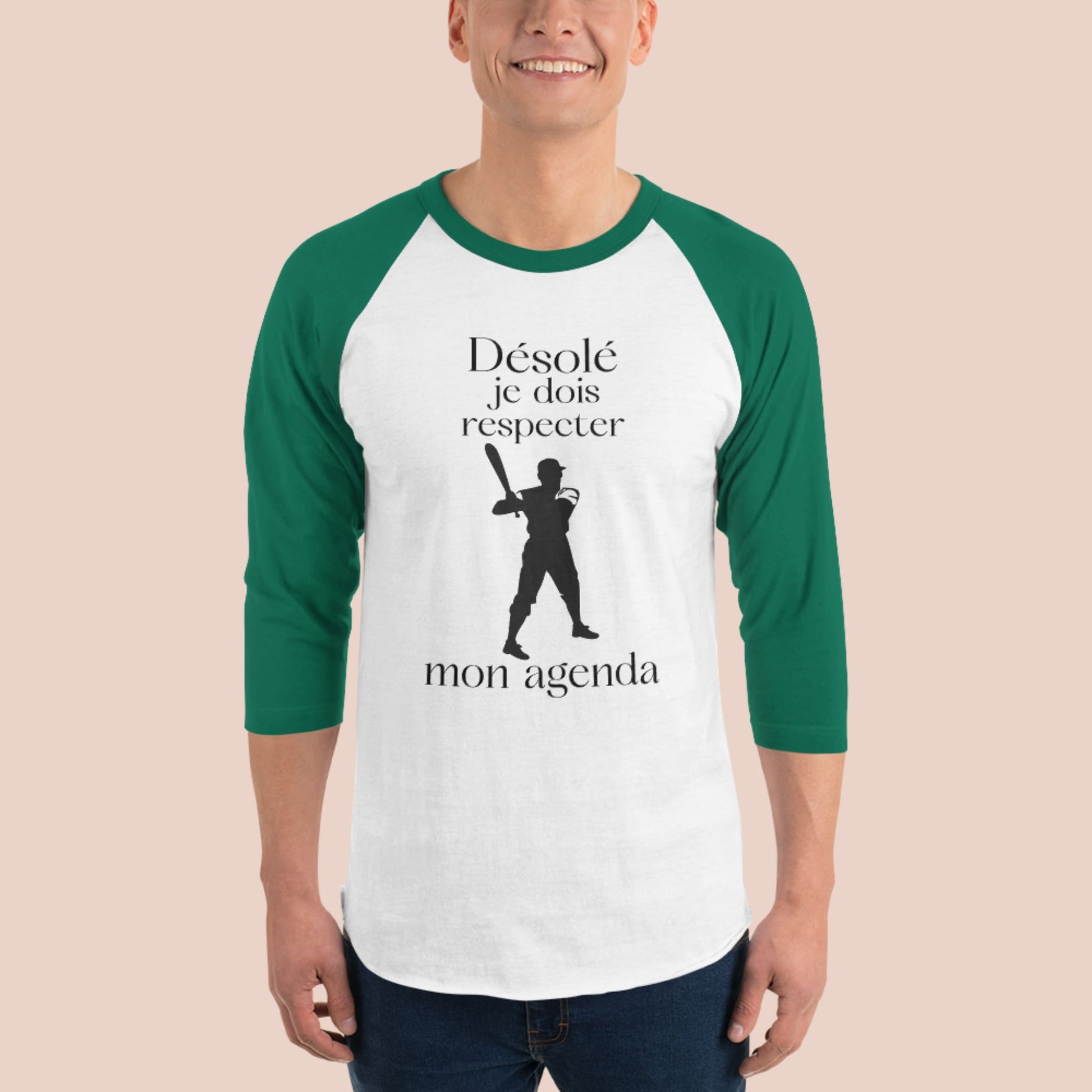 Homme souriant portant chandail raglan manches vertes avec joueur de baseball et texte Désolé je dois respecter mon agenda - Artic60