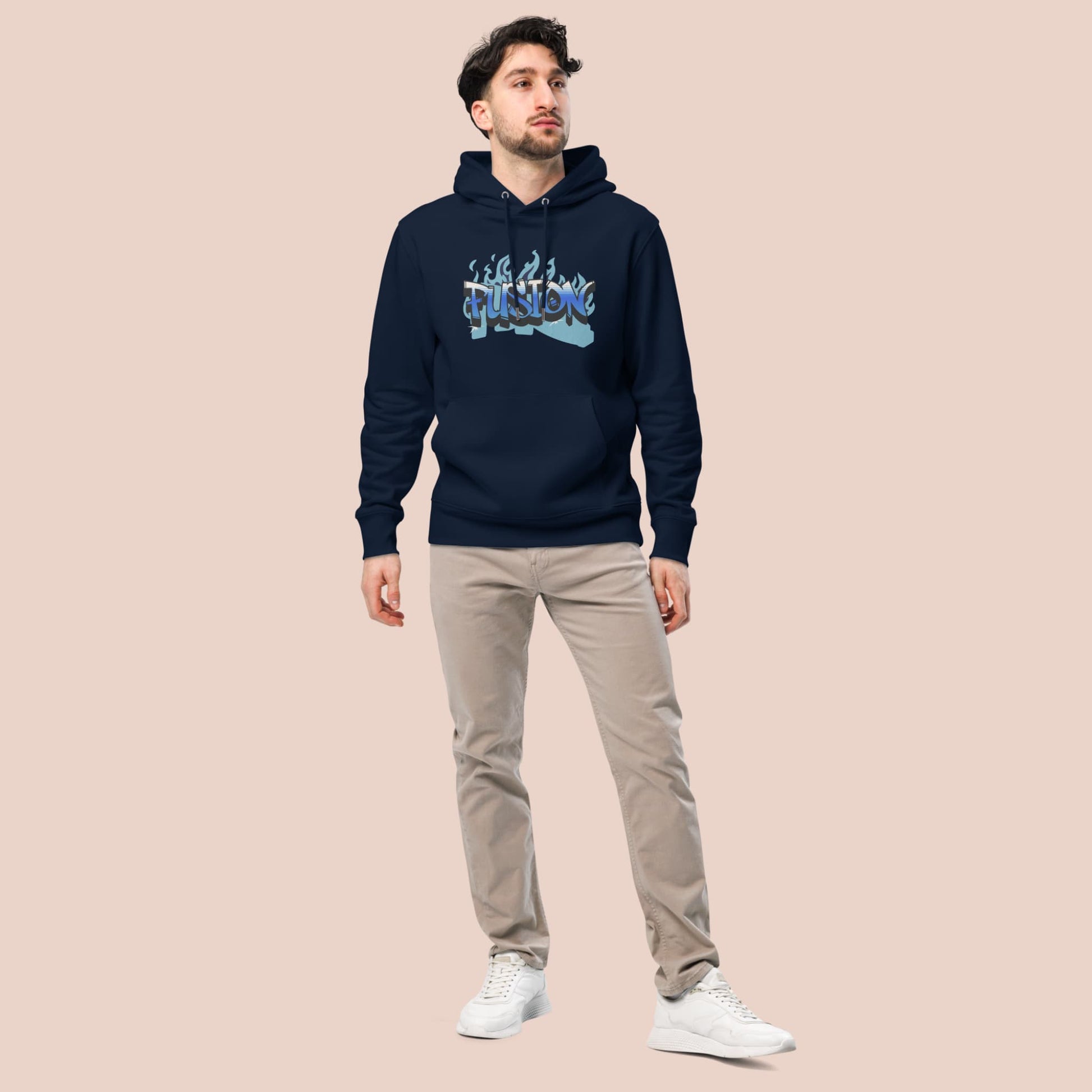 Homme debout avec hoodie bleu marine coton biologique et design urbain “Fusion” - Artic60