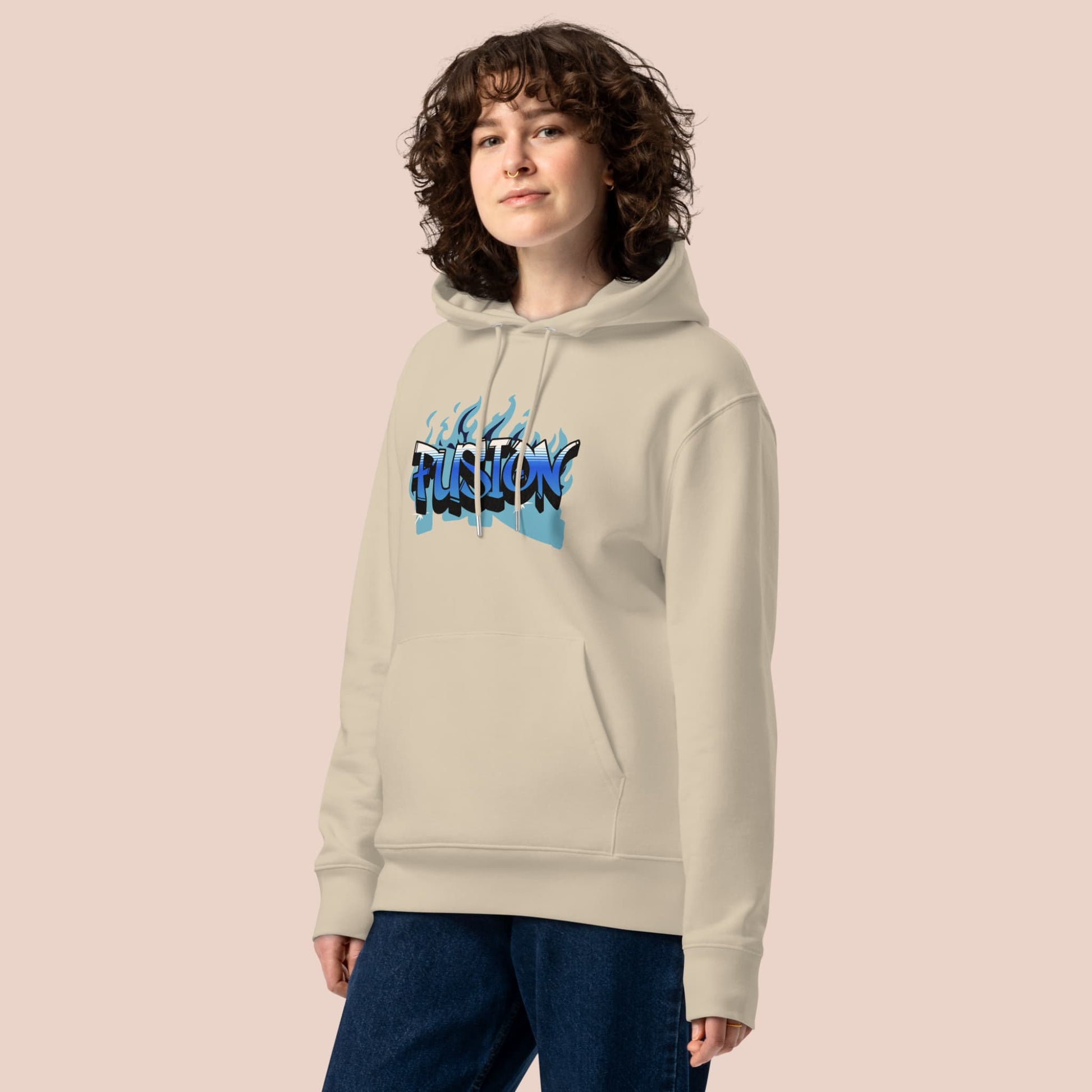 Femme souriante en hoodie beige avec design graffiti bleu et flamme - Artic60