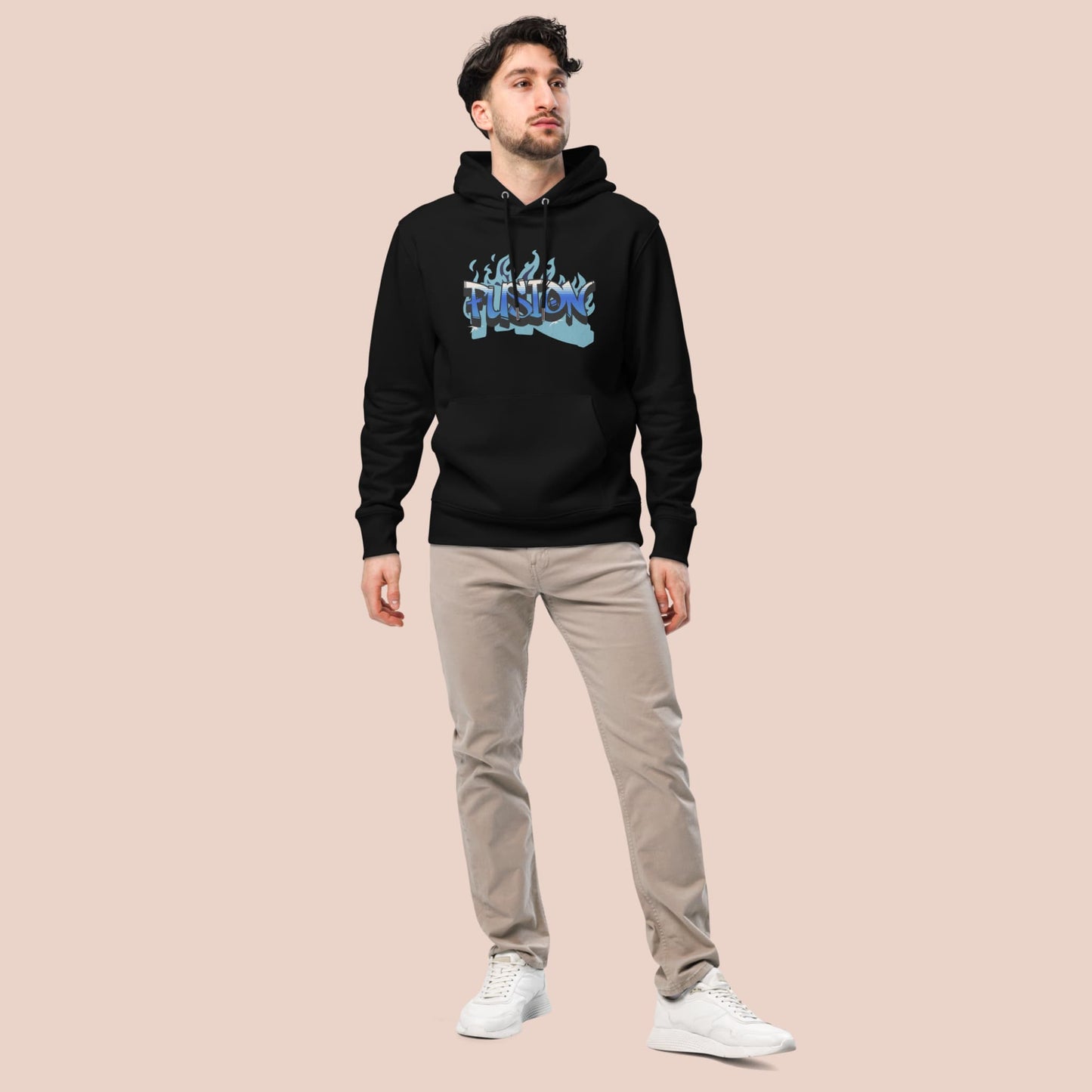 Homme debout portant hoodie noir en coton biologique avec design graffiti  du mot Fusion bleu - Artic60