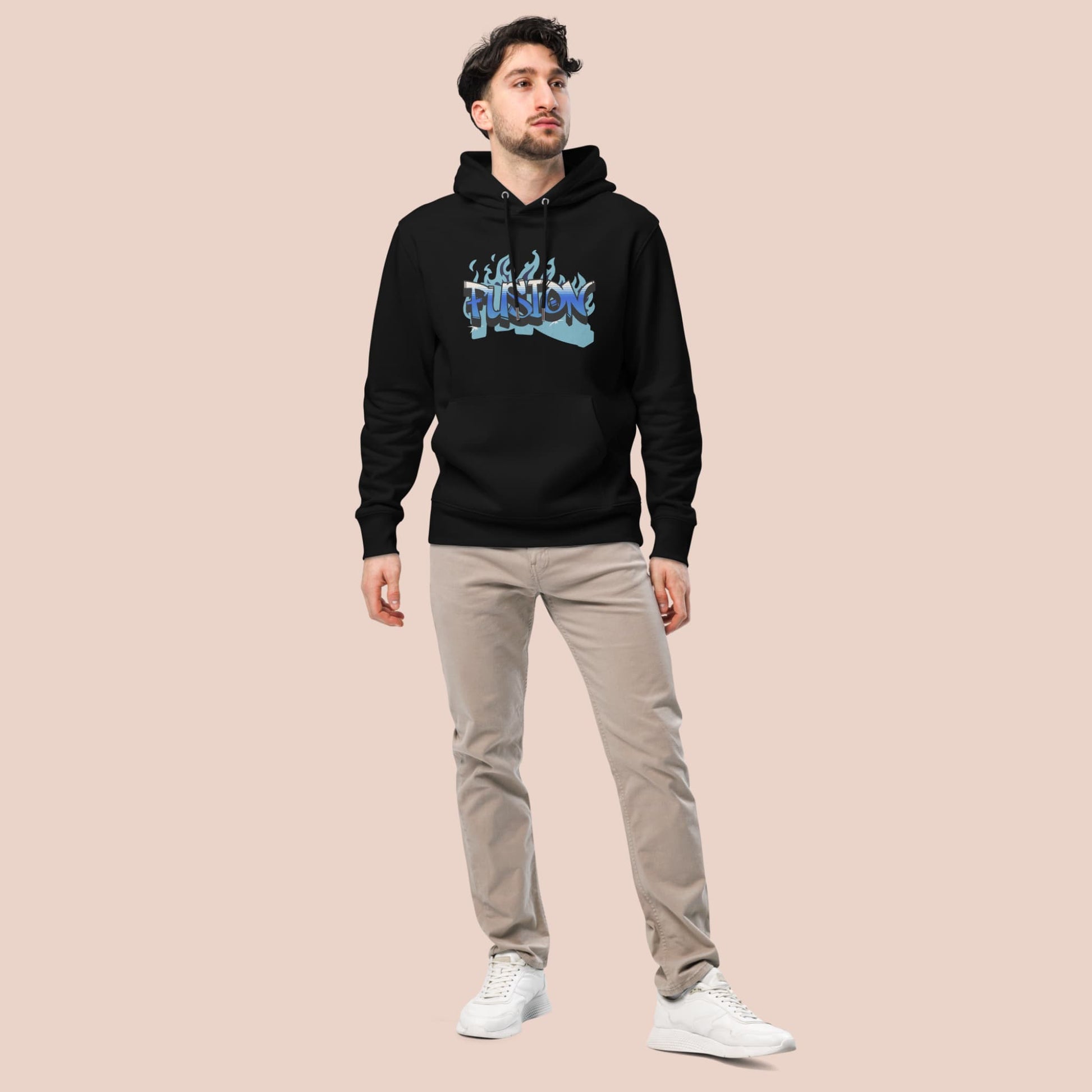 Homme debout portant hoodie noir en coton biologique avec design graffiti  du mot Fusion bleu - Artic60
