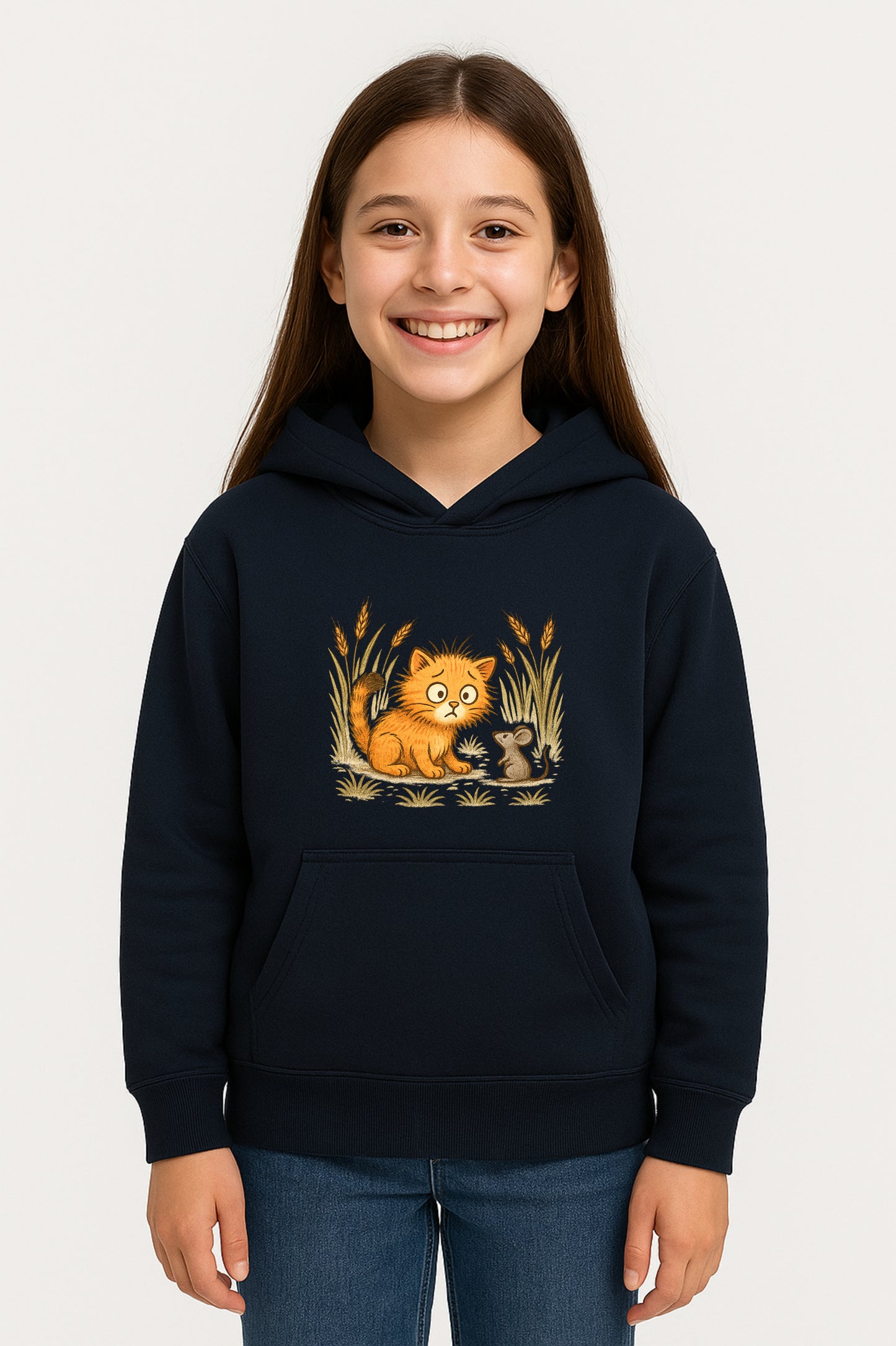 Jeune fille souriante portant un hoodie bleu imprimé d'un chat surpris voyant une souris. Vue du devant
