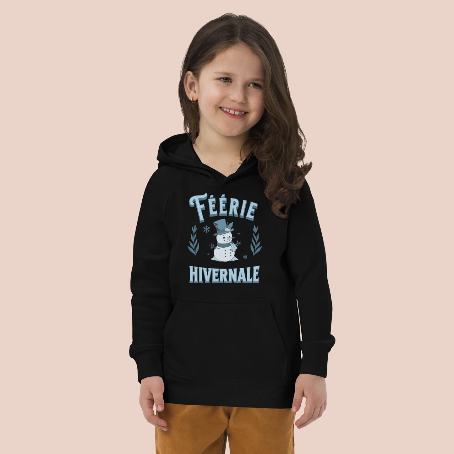 Fille souriante portant hoodie noir avec design bonhomme de neige - Artic60