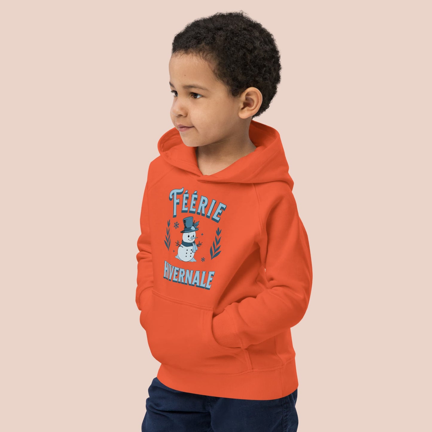 Garçon portant hoodie orange brûlé avec bonhomme de neige et texte Féérie Hivernale - Artic60