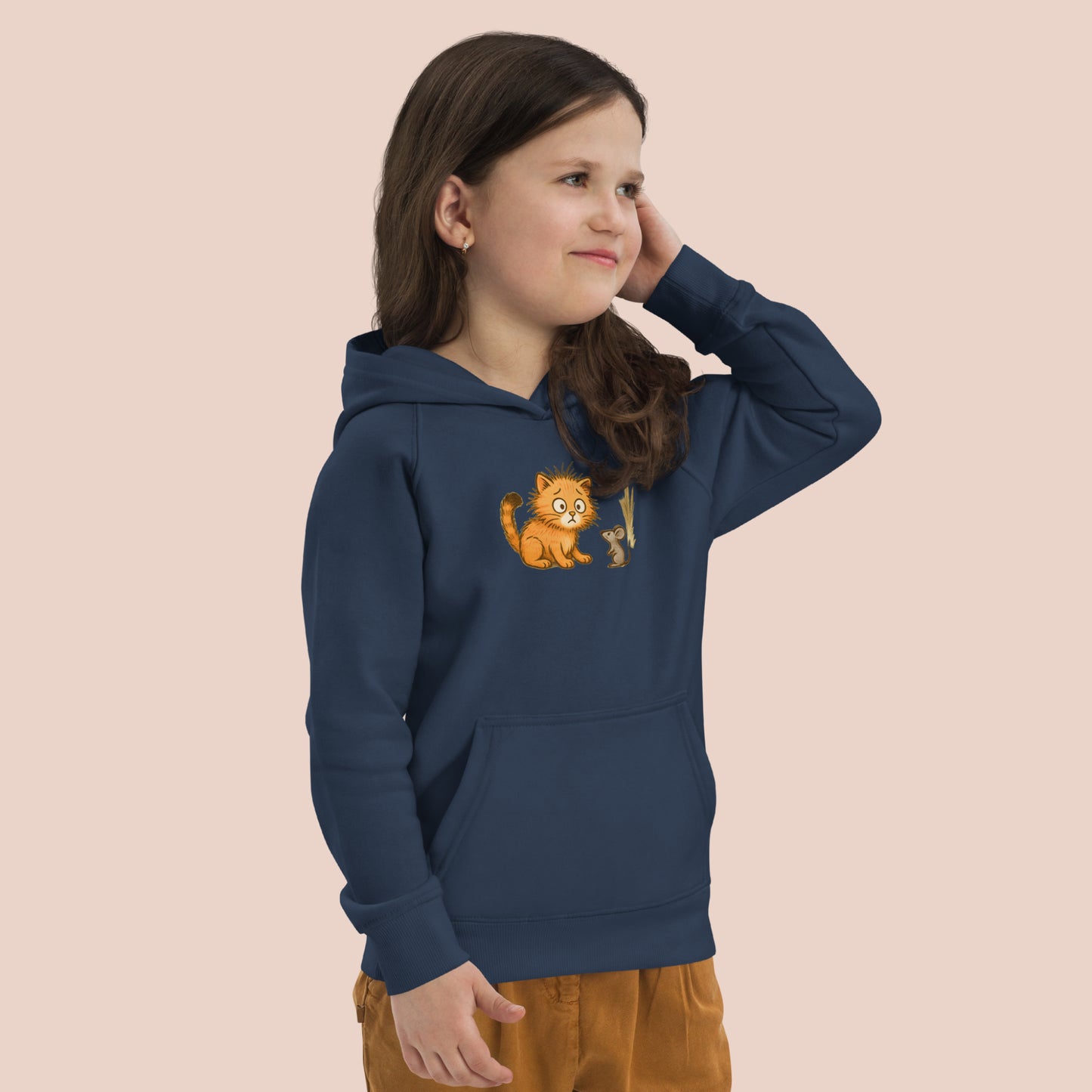 Fillette souriante portant un hoodie bleu imprimé d'un jeune chat surpris voyant une souris. Vue du côté droit