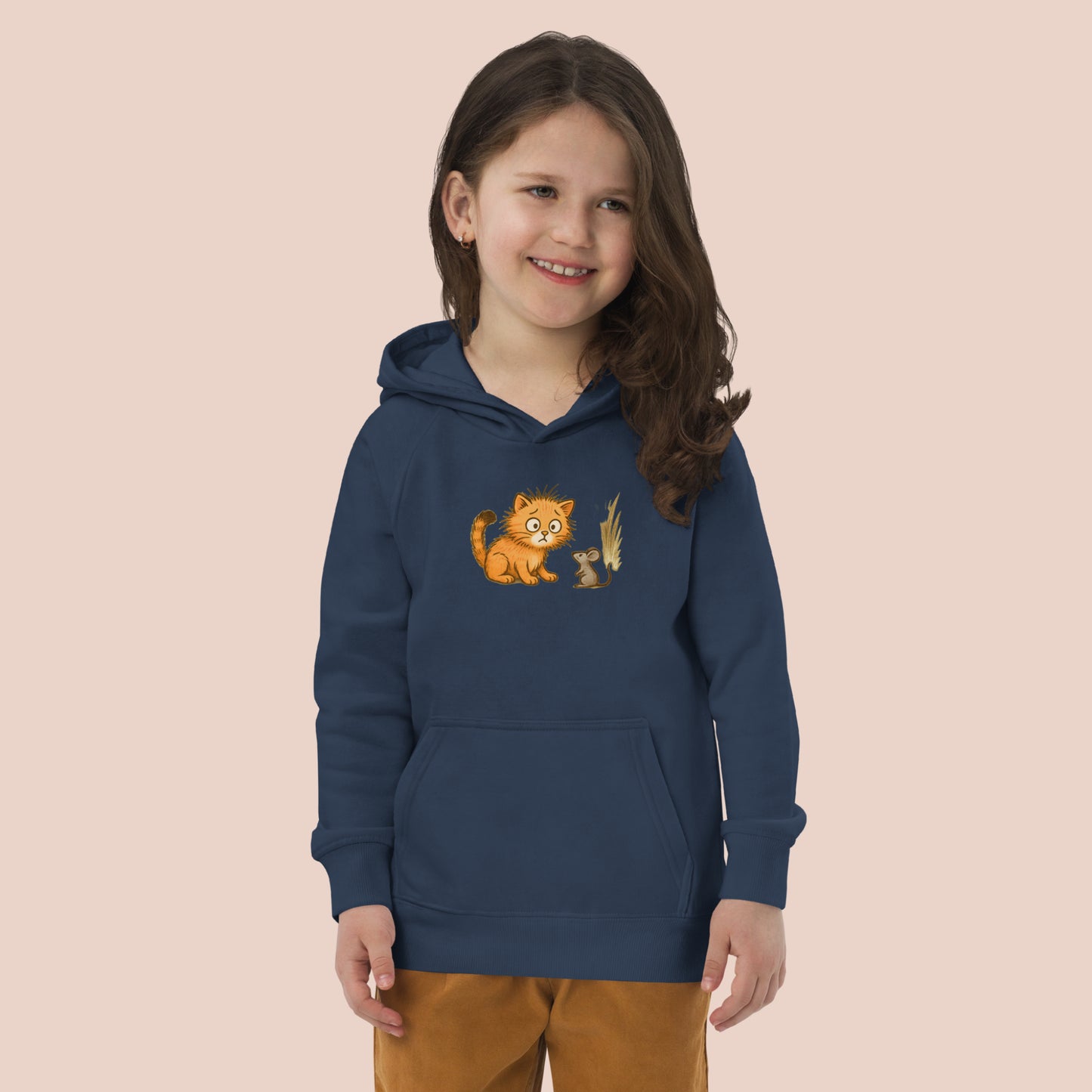 Fillette souriante portant un hoodie bleu imprimé d'un jeune chat surpris voyant une souris. Vue du devant