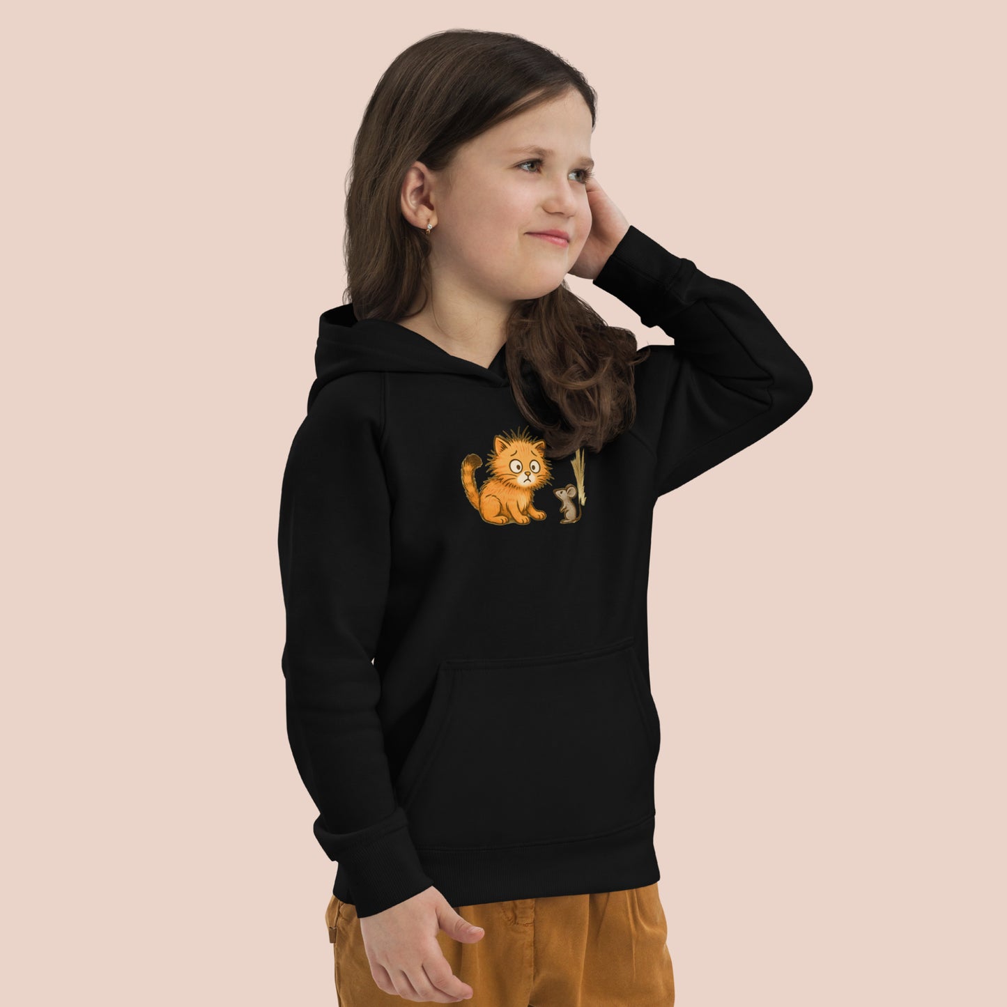 Fillette souriante portant un hoodie noir imprimé d'un jeune chat surpris voyant une souris. Vue du côté droit