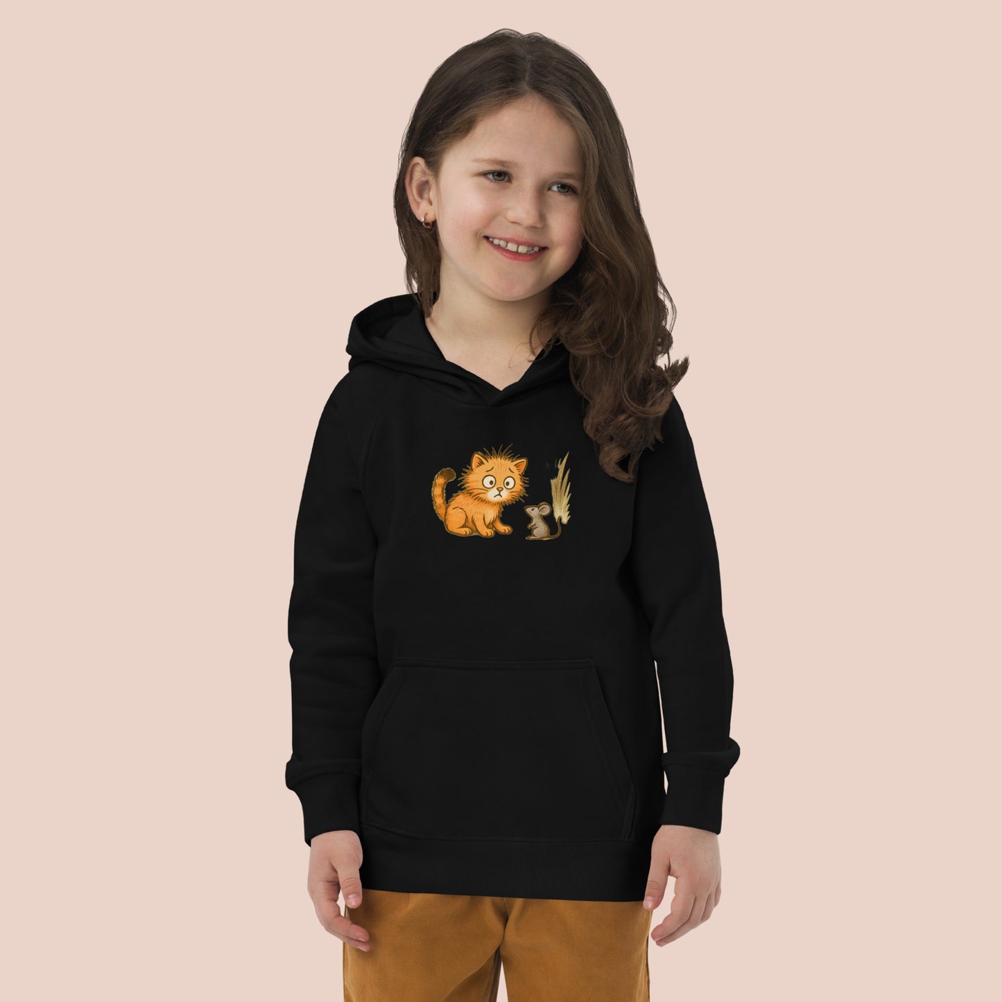 Fillette souriante portant un hoodie noir imprimé d'un jeune chat surpris voyant une souris. Vue du devant