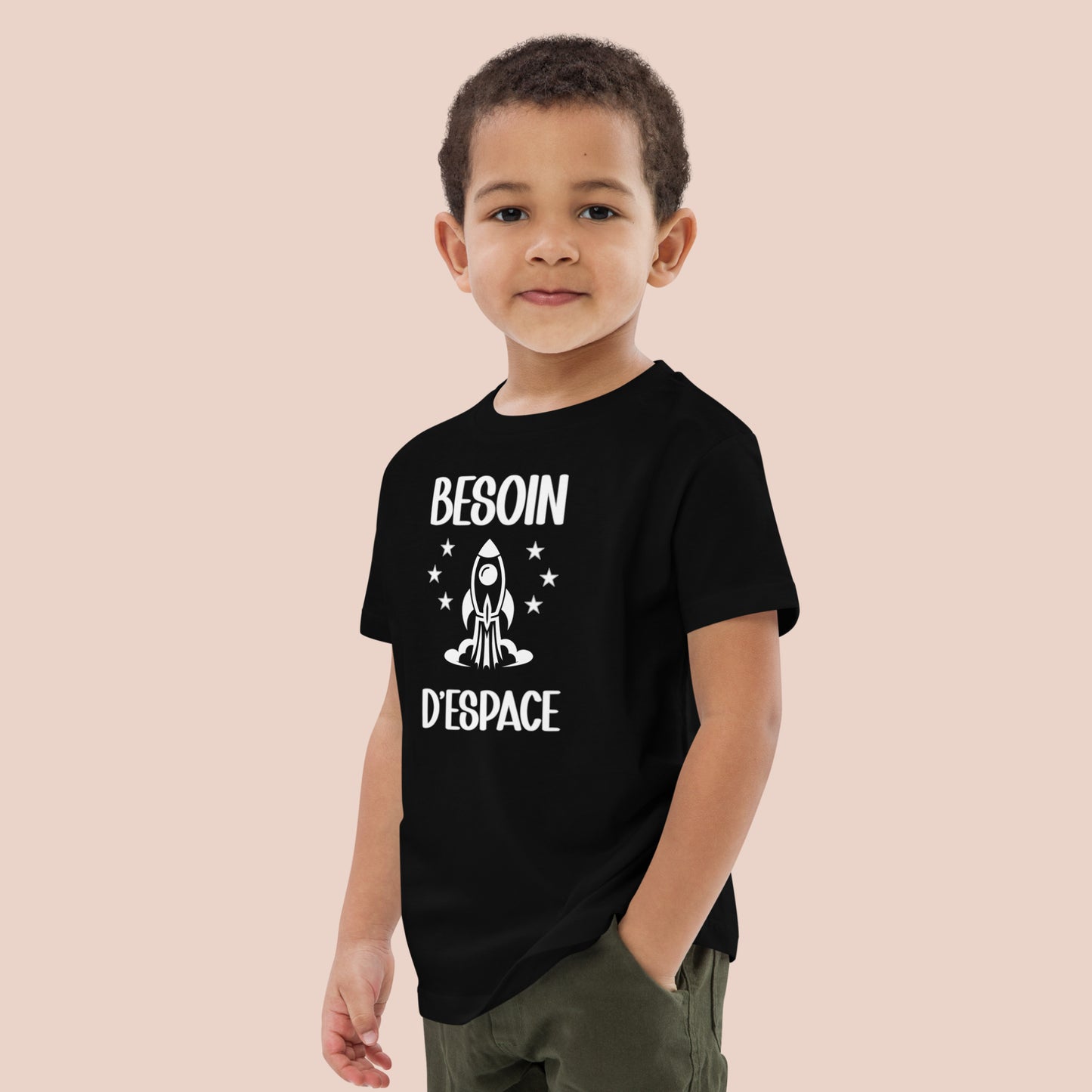 Garçon portant un T-shirt noir fait de conton biologique.Impression du texte : Besoin d'espace. Vue du devant-gauche