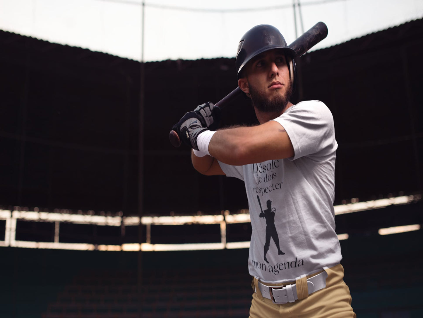 Joueur de baseball sur le terrain avec t-shirt blanc humoristique « Désolé je dois respecter mon agenda » – Artic60