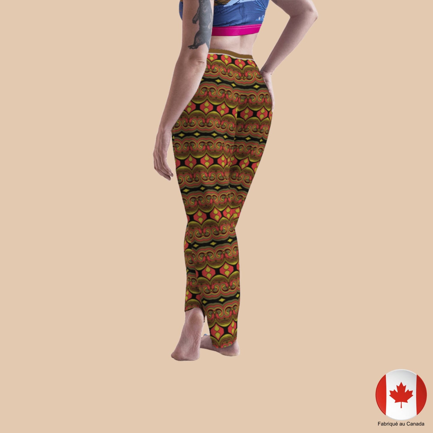 Femme portant un pantalon détente unisexe à motif tribal chaleureux - vue de dos - Artic60