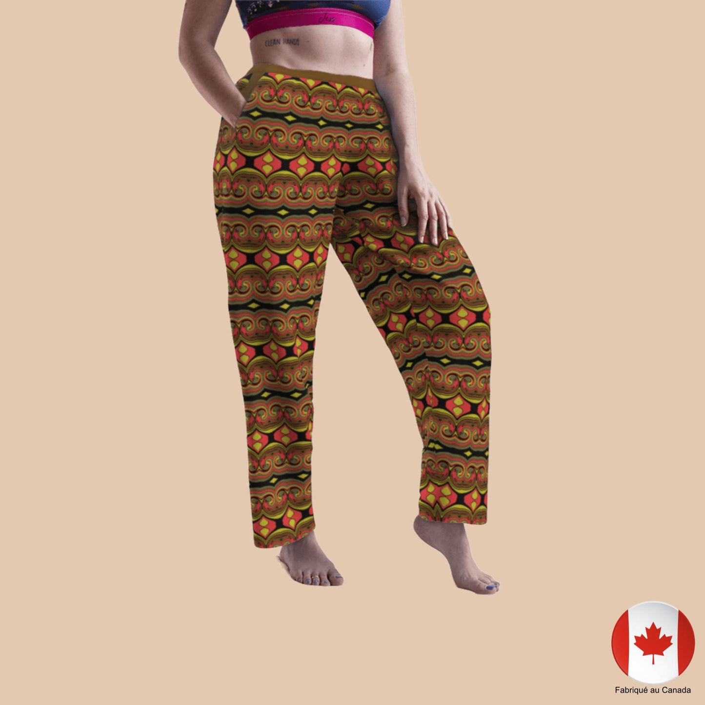 Femme portant un pantalon détente unisexe à motif tribal chaleureux - vue de face - Artic60