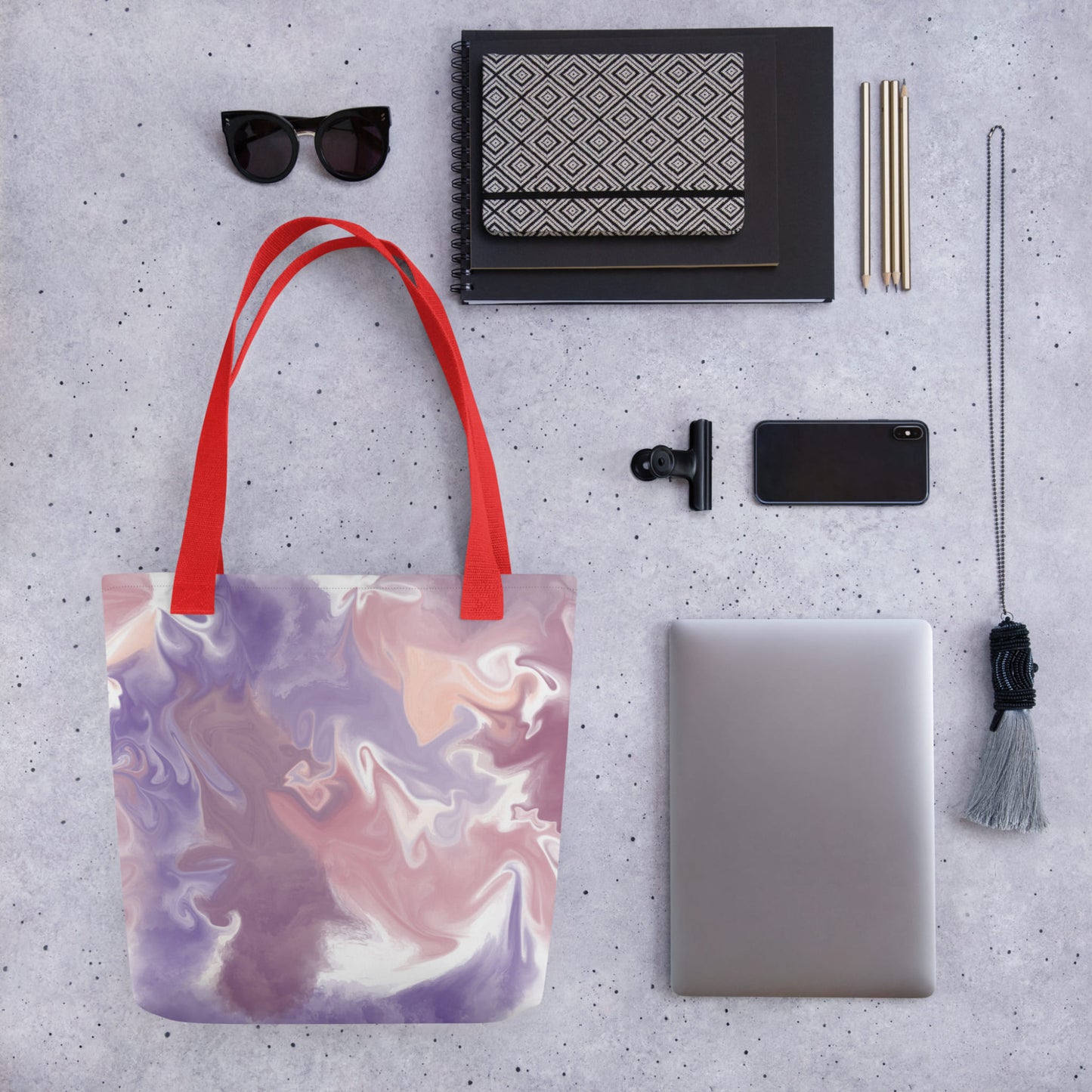 Sac d’emplettes artistique motif marbré lavande pêche avec ganse rouge, accroché à une échelle - Artic60